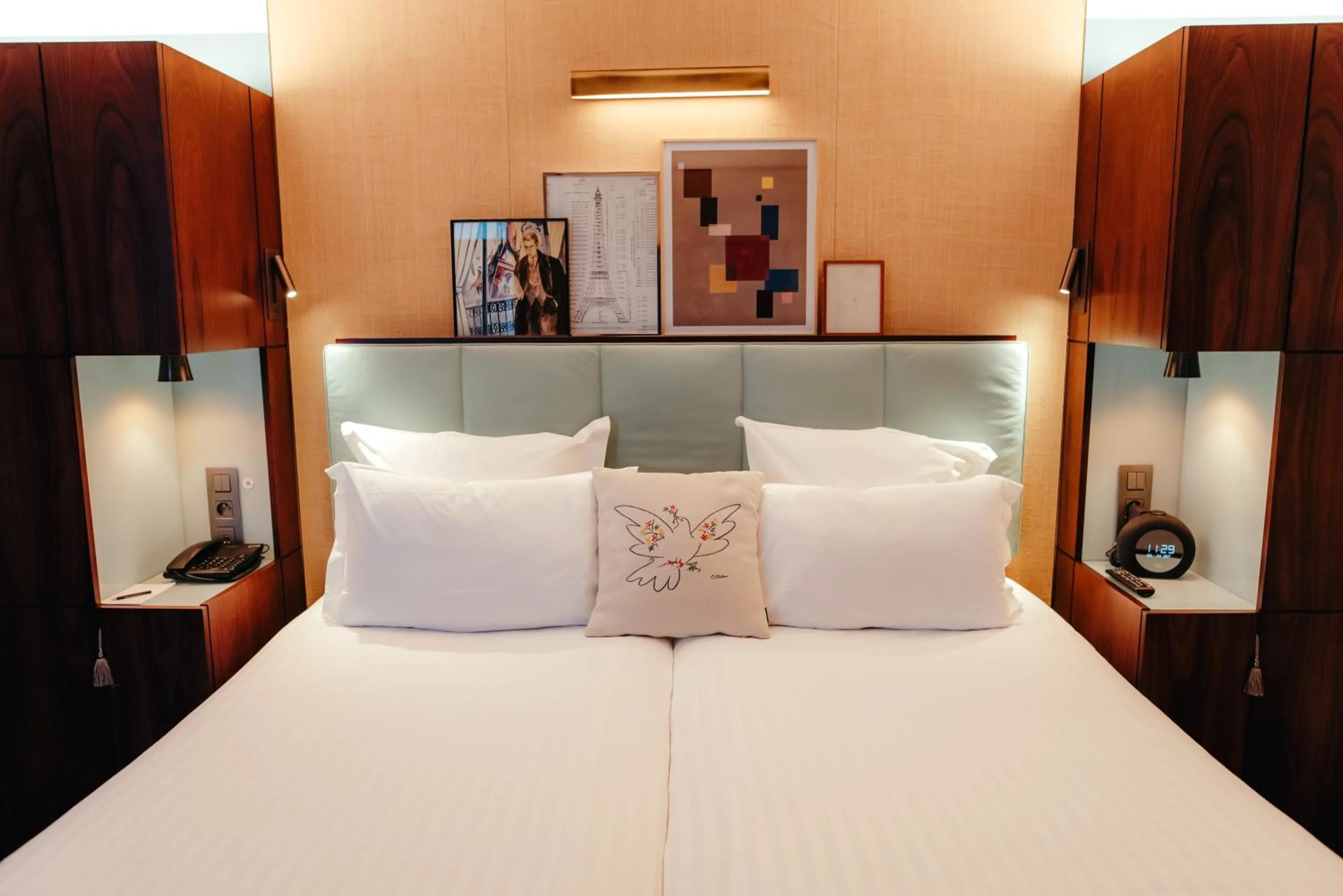 Bed in Hotel Eiffel Blomet