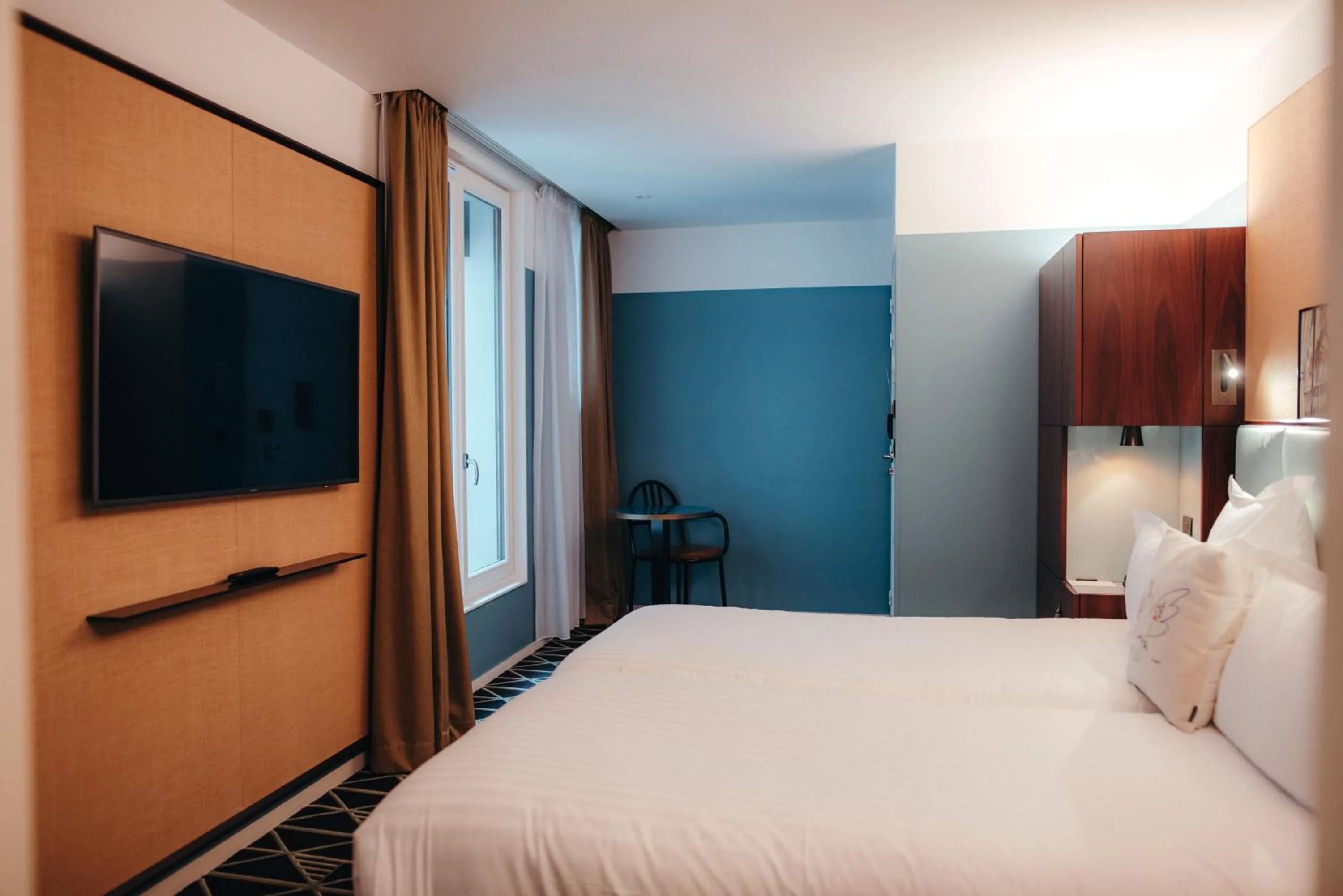 Communal lounge/ TV room, Bed in Hotel Eiffel Blomet