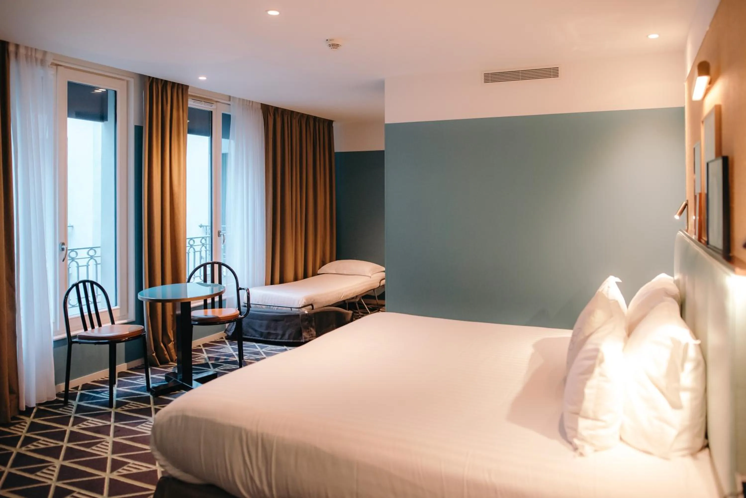 Bed in Hotel Eiffel Blomet