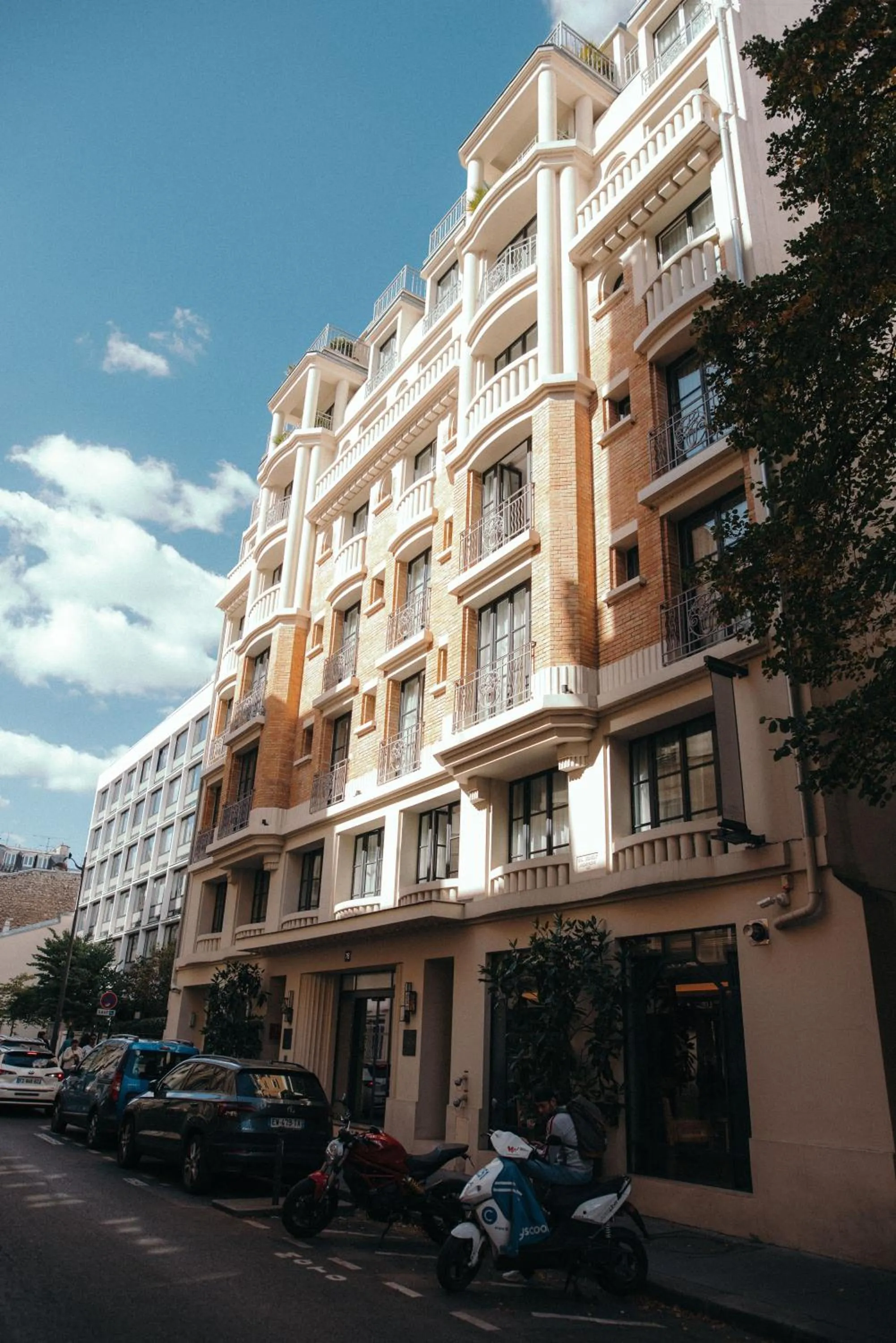 Property building in Hotel Eiffel Blomet