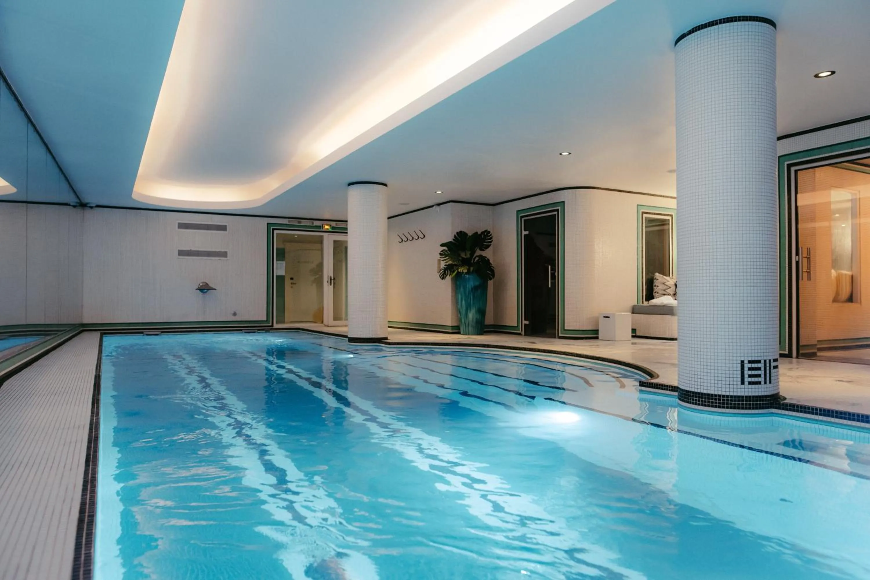 Swimming pool in Hotel Eiffel Blomet