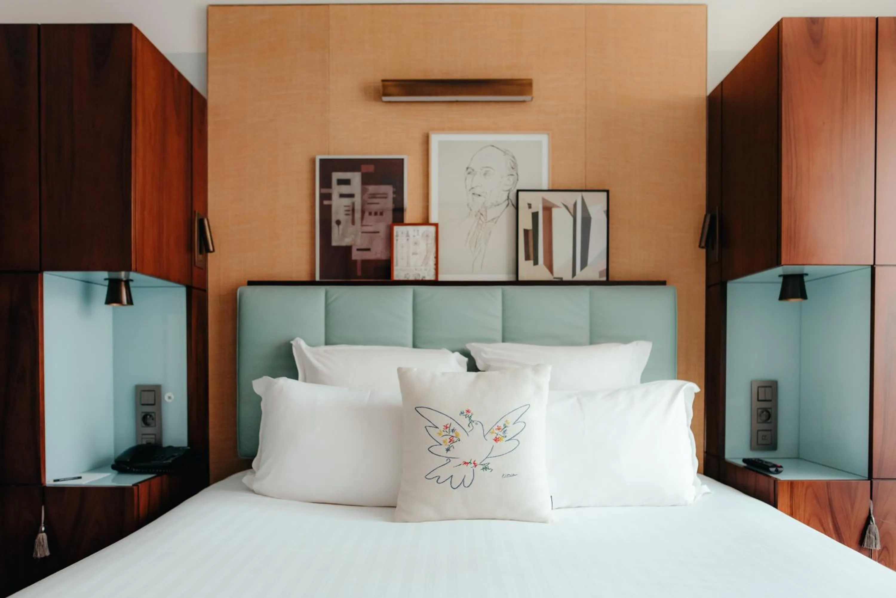 Bed in Hotel Eiffel Blomet