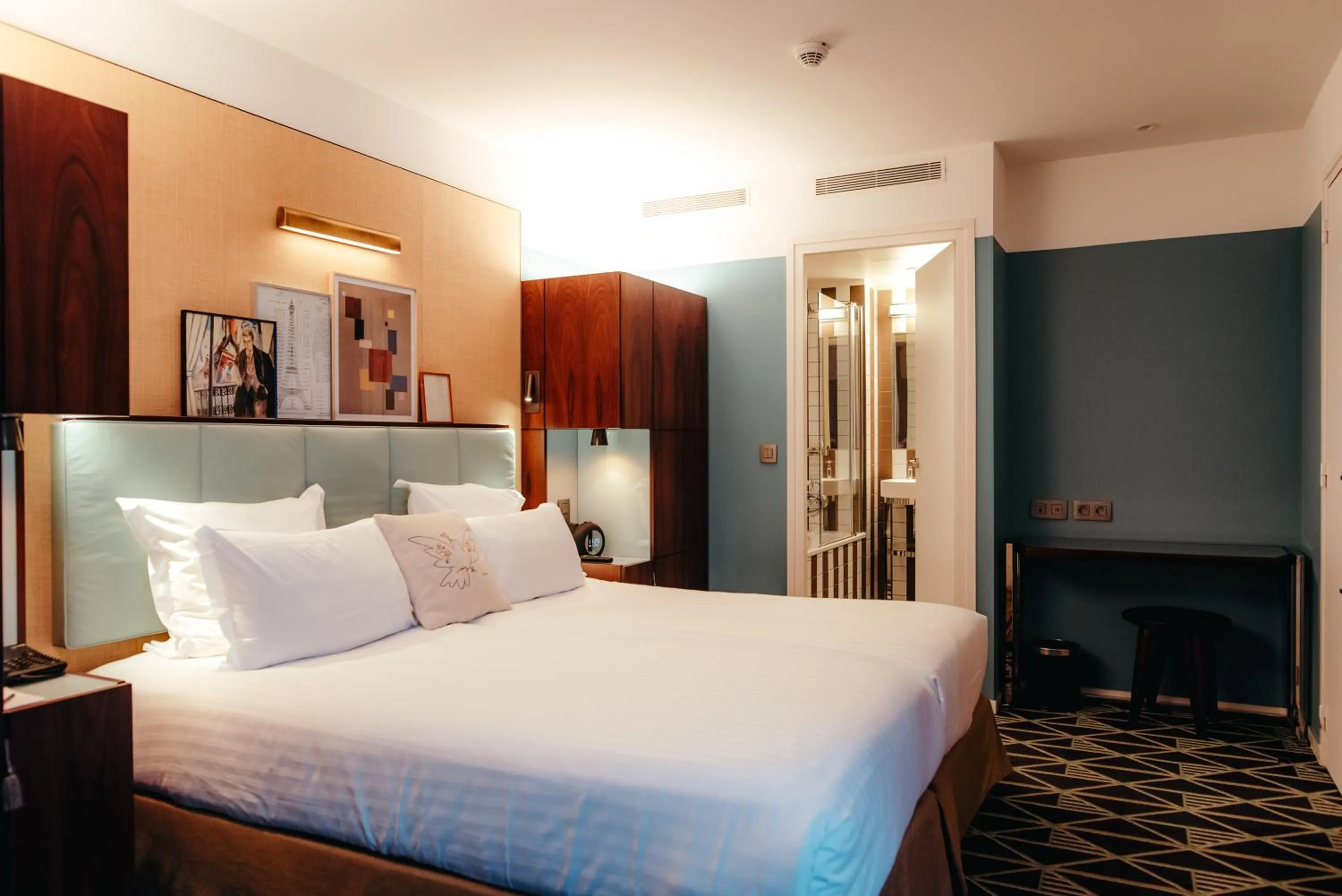 Bed in Hotel Eiffel Blomet