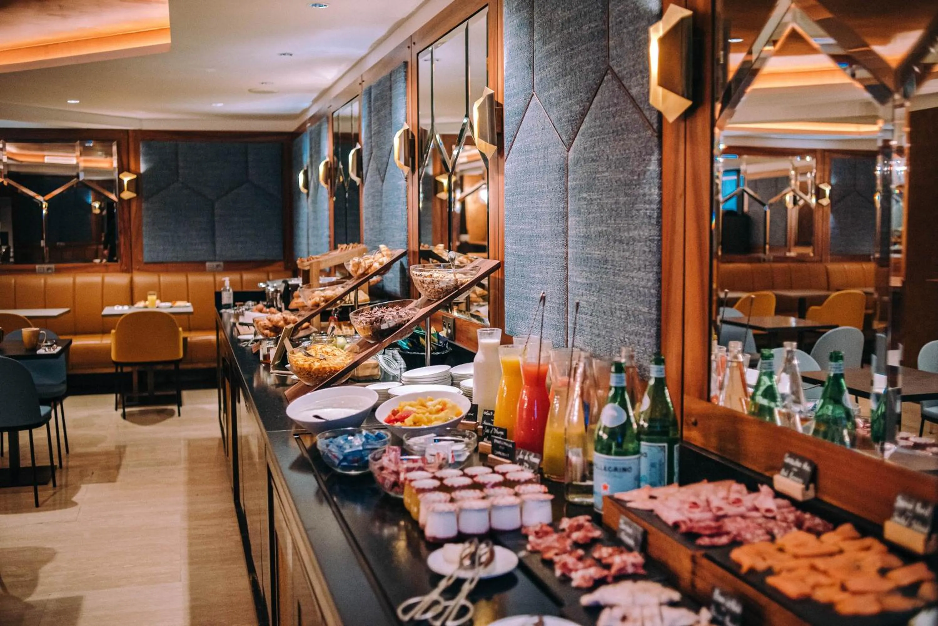 Breakfast in Hotel Eiffel Blomet