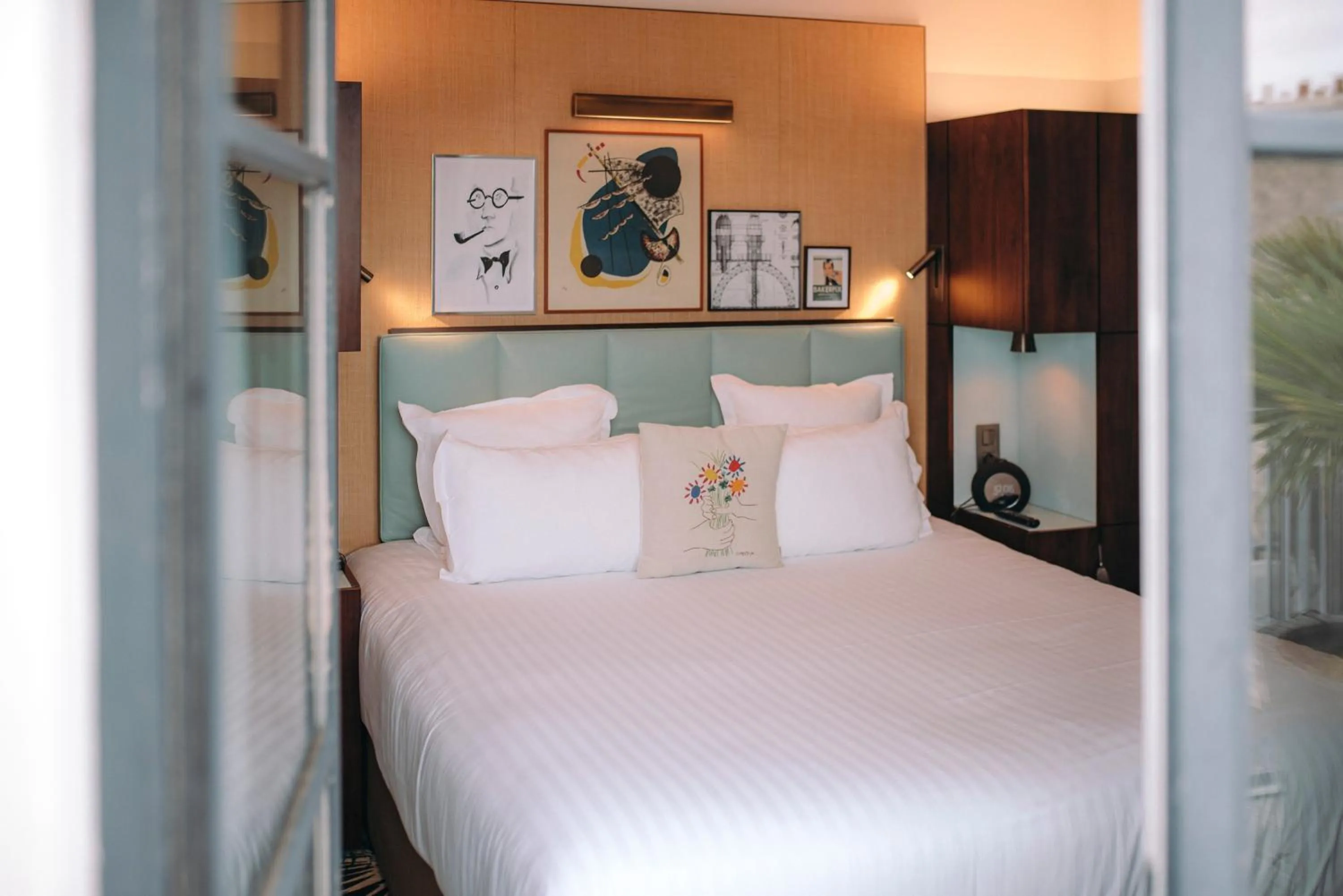 Bed in Hotel Eiffel Blomet