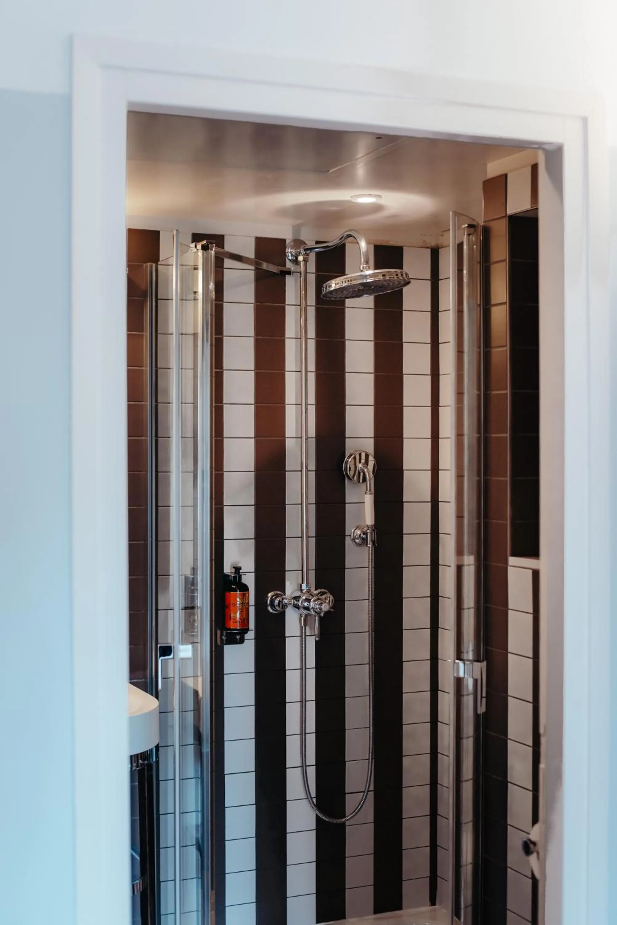 Shower in Hotel Eiffel Blomet