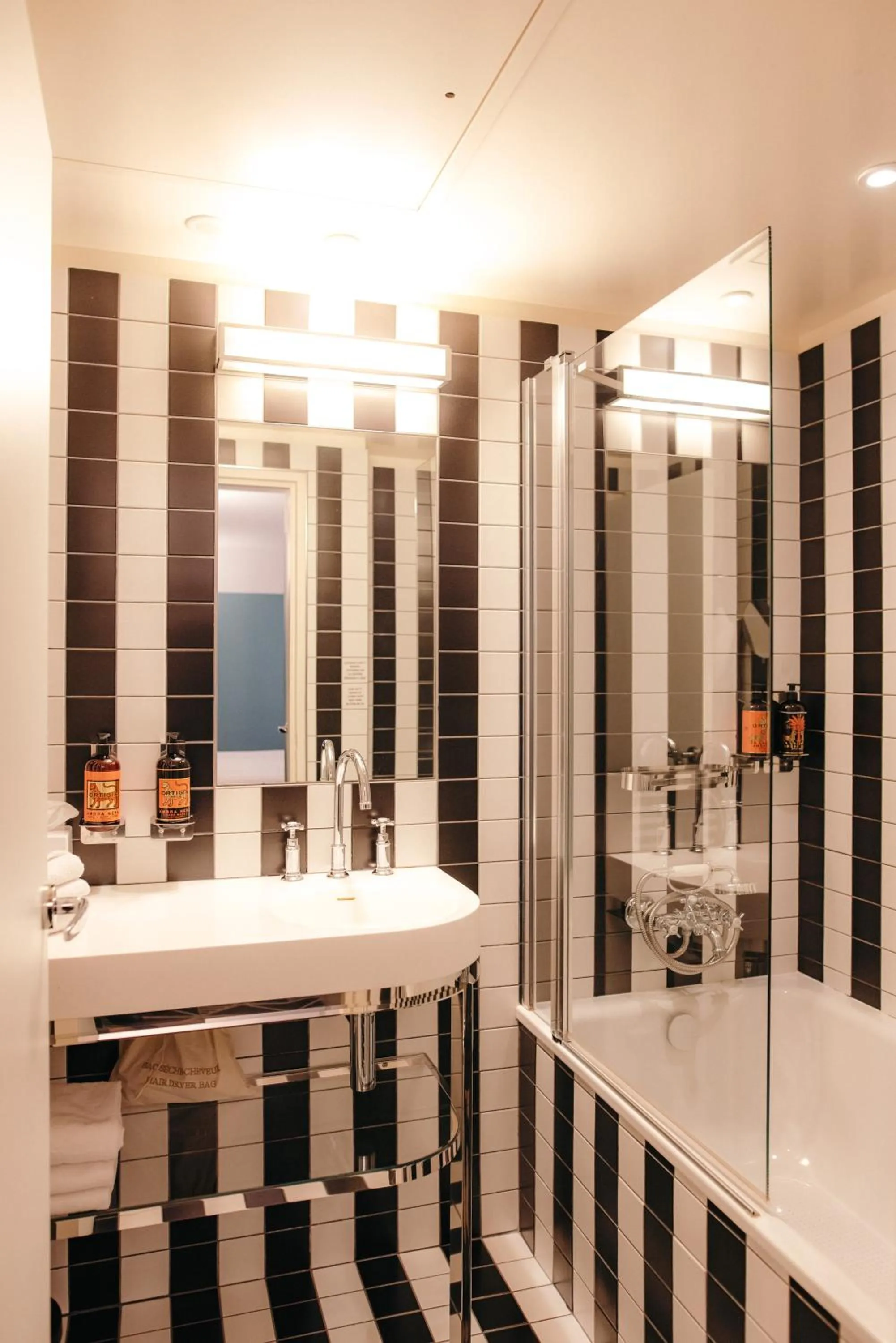 Shower in Hotel Eiffel Blomet