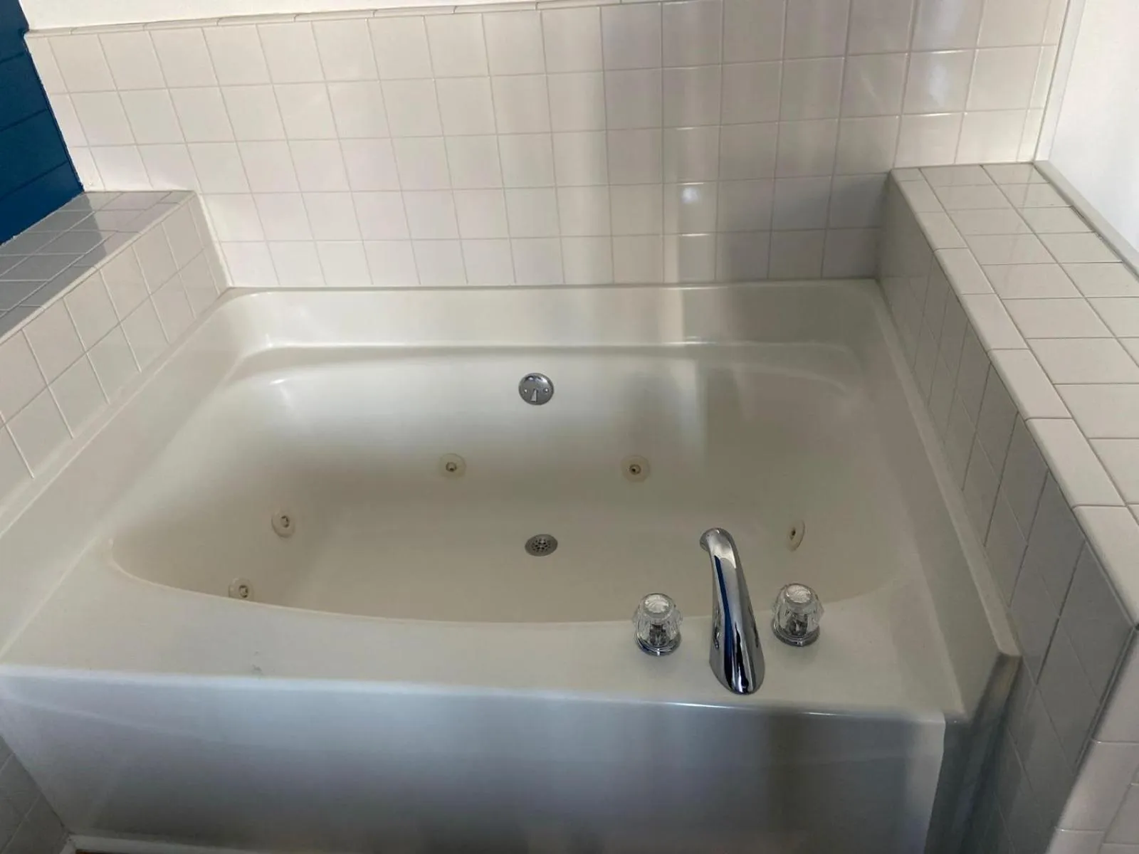 Hot Tub in Flagship Inn