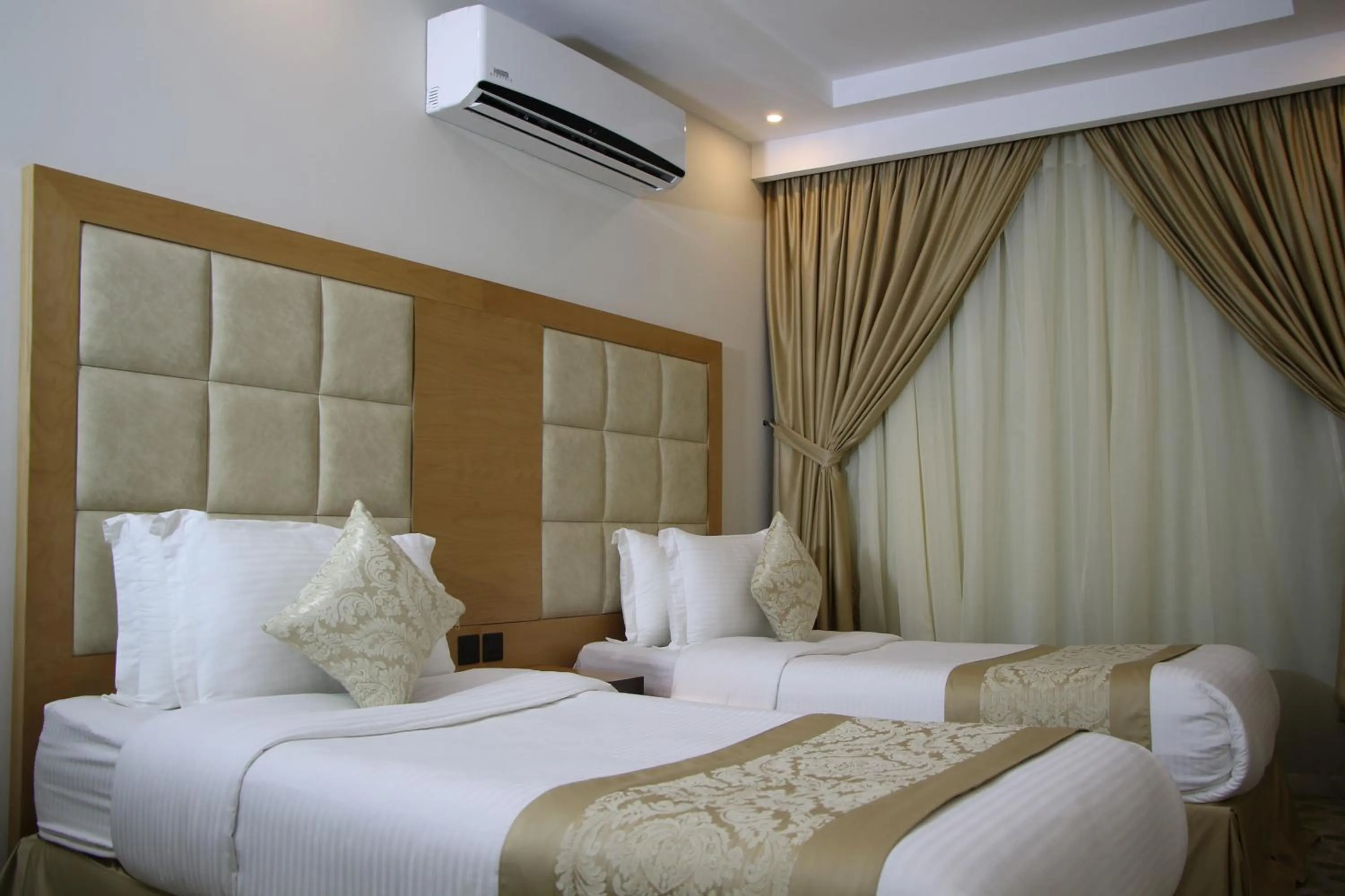 Bathroom, Bed in AlMuhaidb Residence Alkhafji