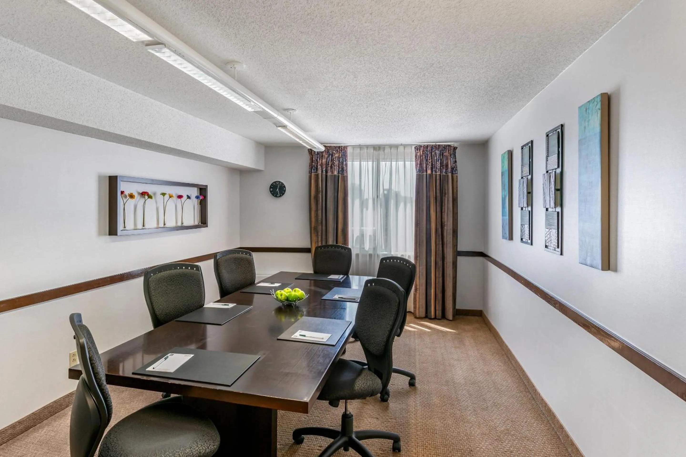 Meeting/conference room in Quality Inn and Suites Montreal East