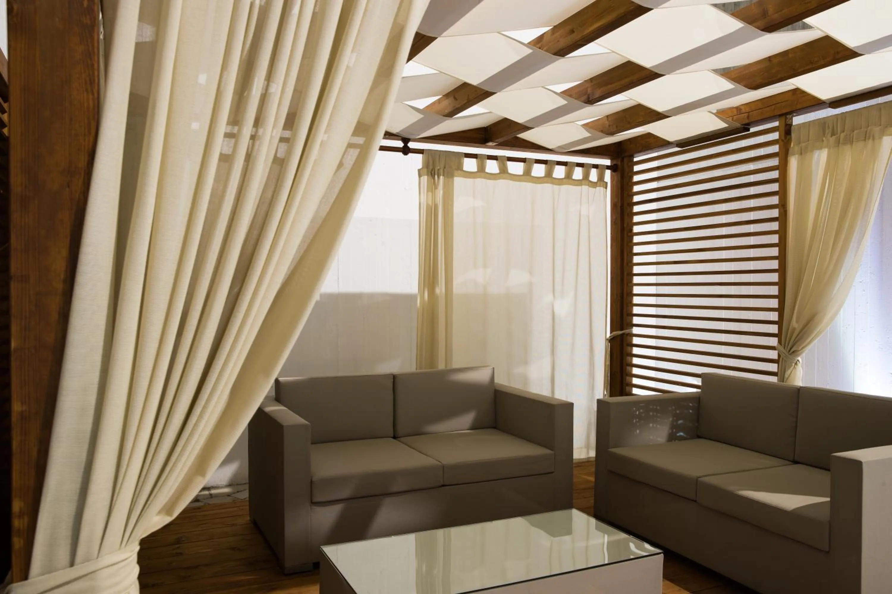 Swimming pool in Seven Suite B&B