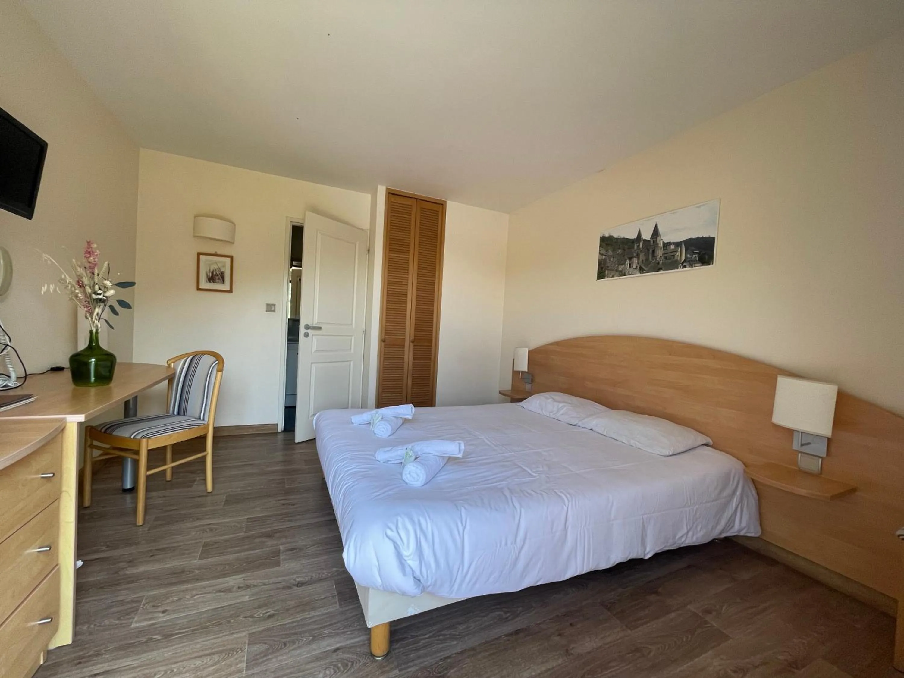 Photo of the whole room, Bed in Lac des Graves