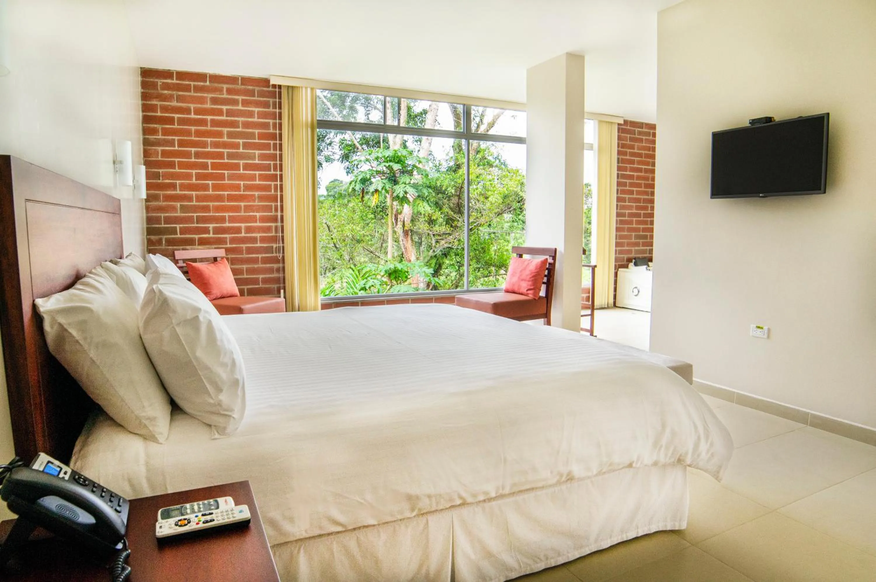 Bedroom, Bed in Gran Hotel de Lago - Shushufindi