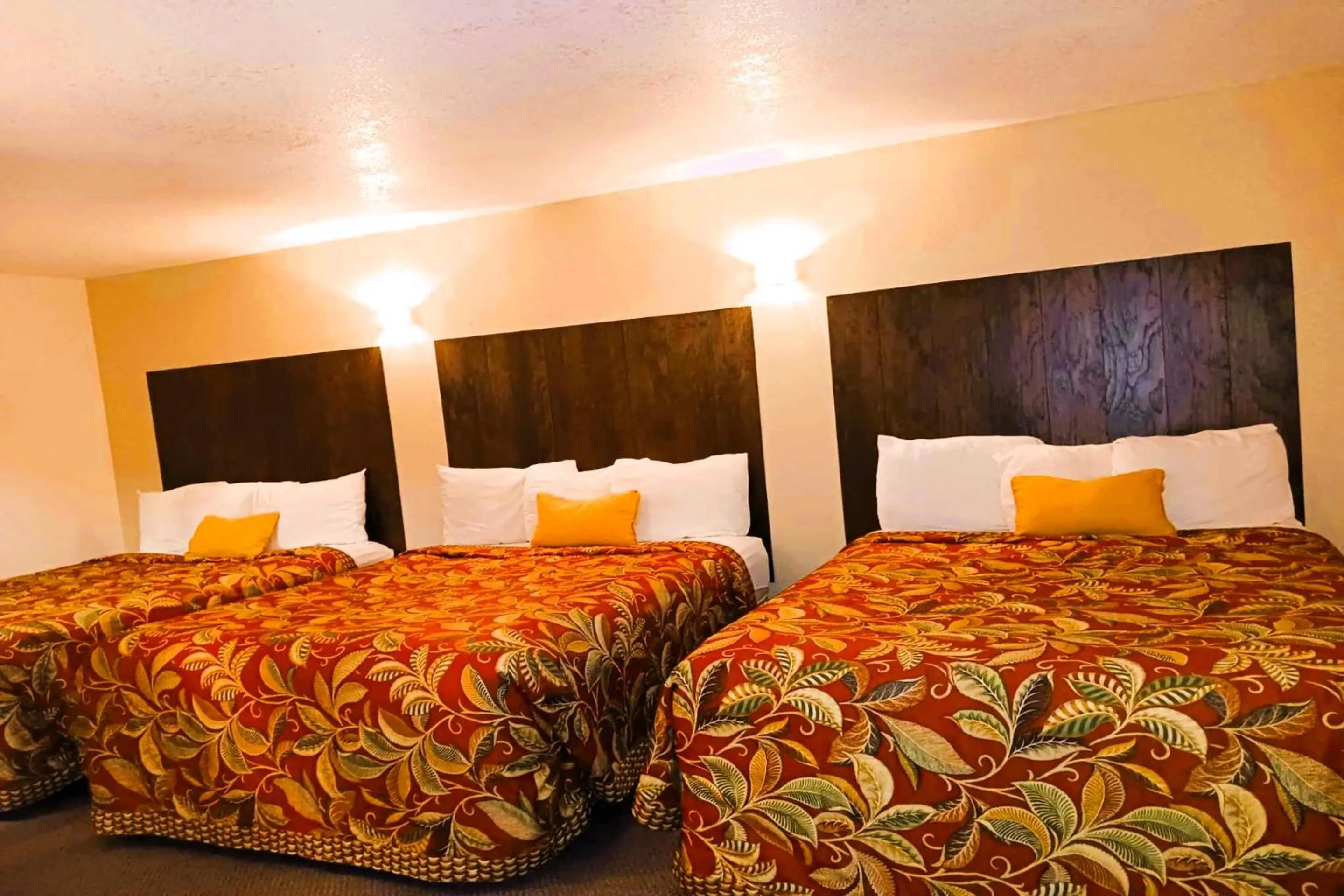 3 Queen Bed	 in HomeTown Inn By OYO Lakin, KS