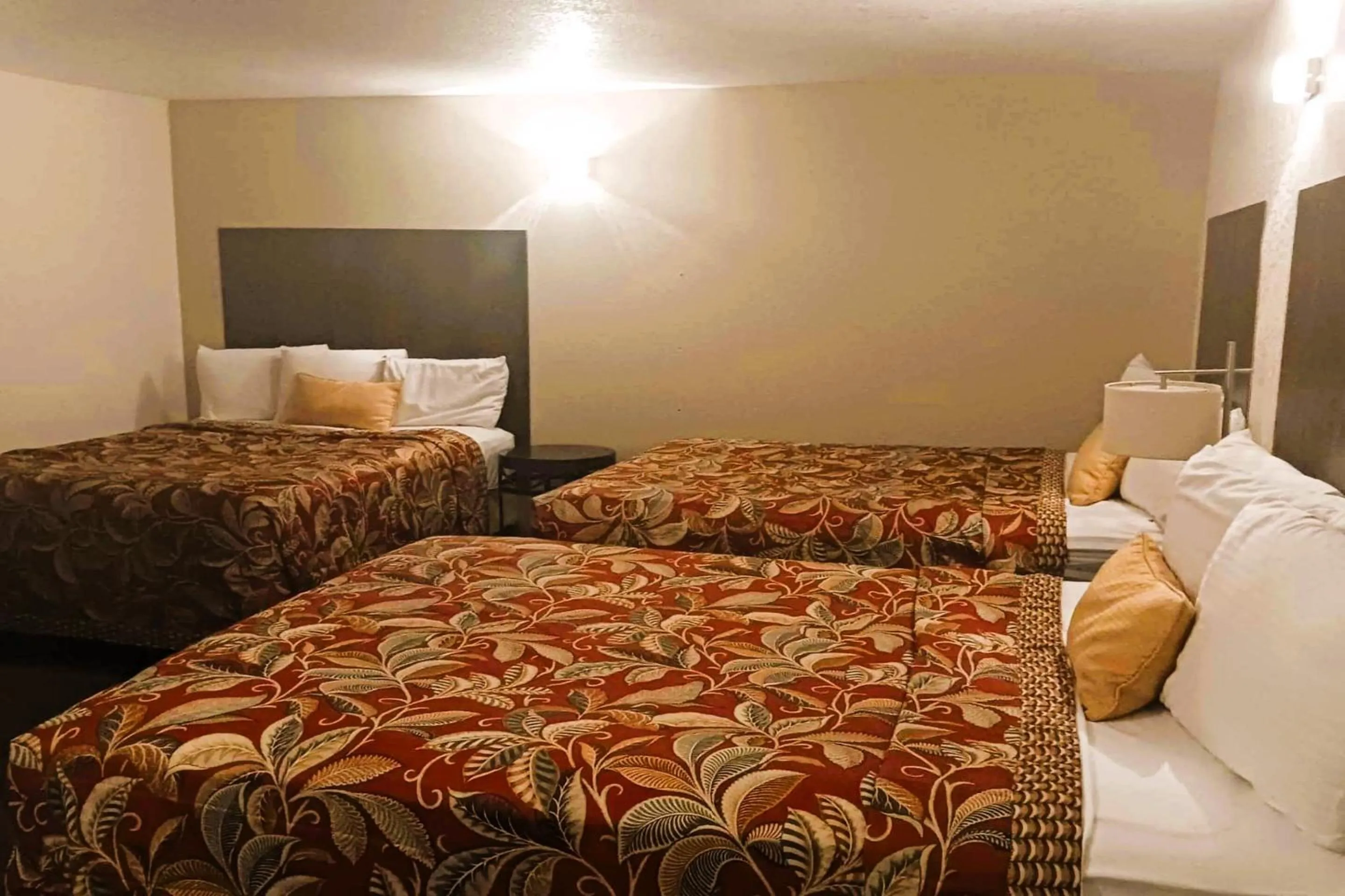 Bedroom, Bed in HomeTown Inn By OYO Lakin, KS