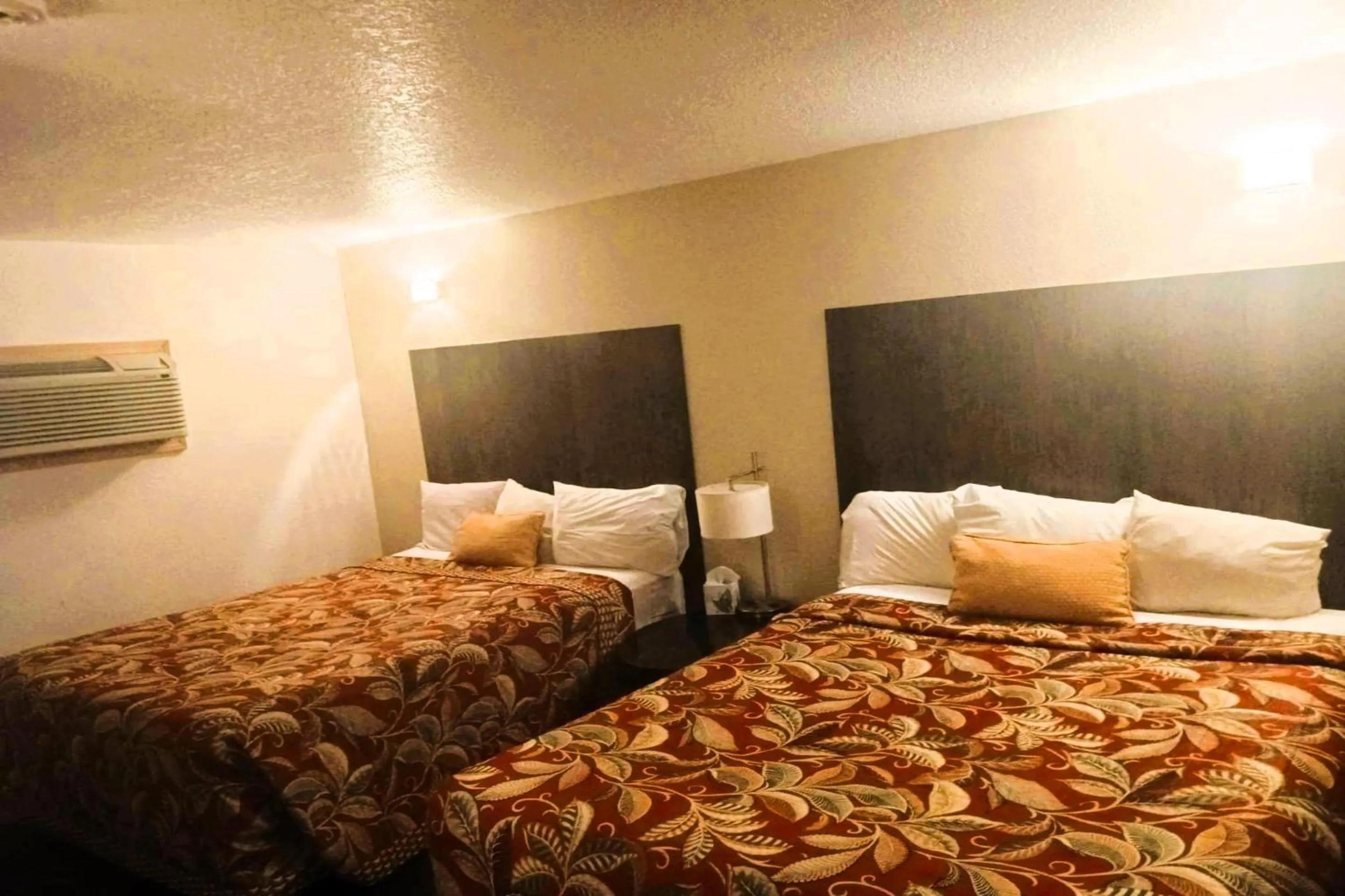 Bedroom, Bed in HomeTown Inn By OYO Lakin, KS