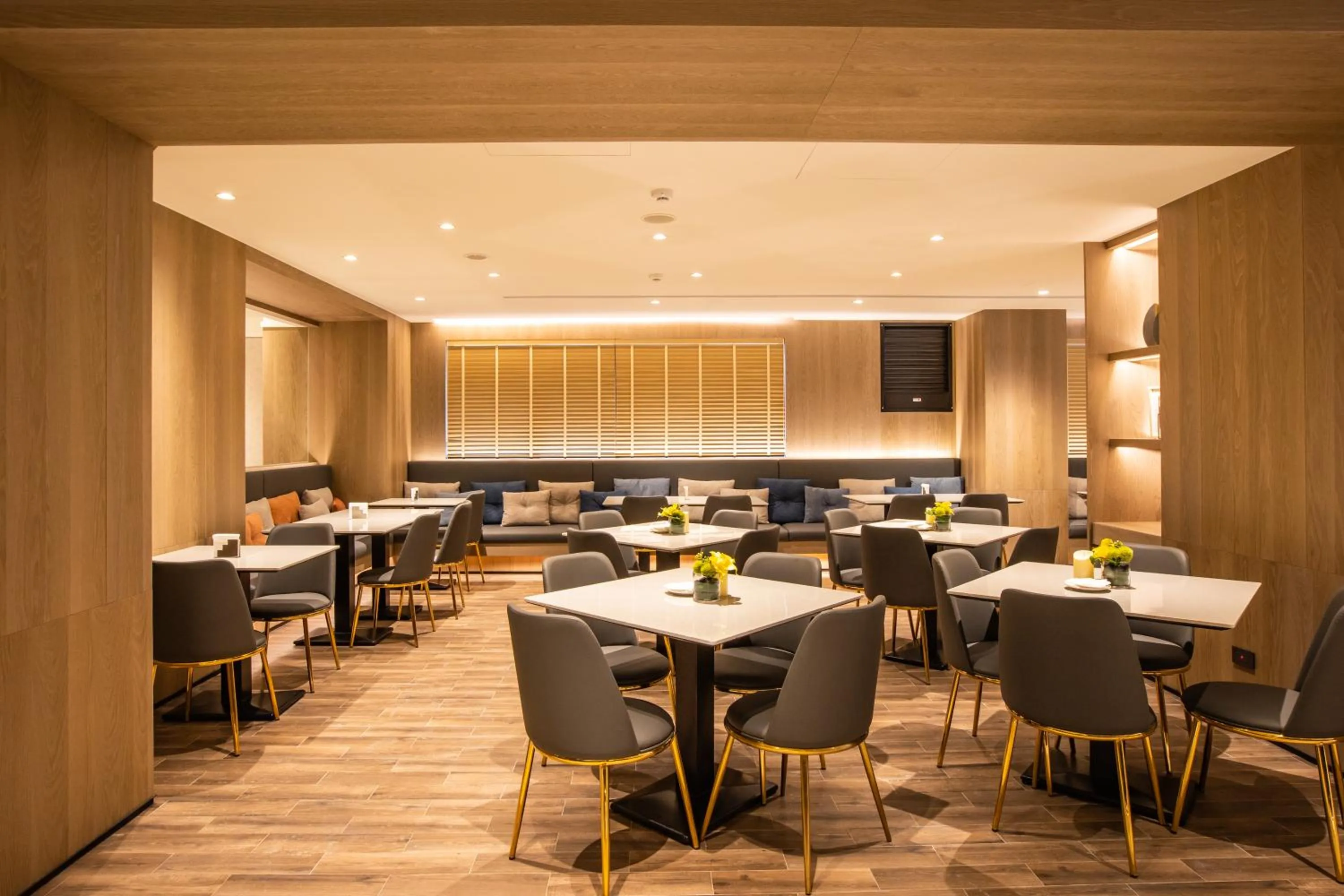 Restaurant/places to eat in Mega Hotel