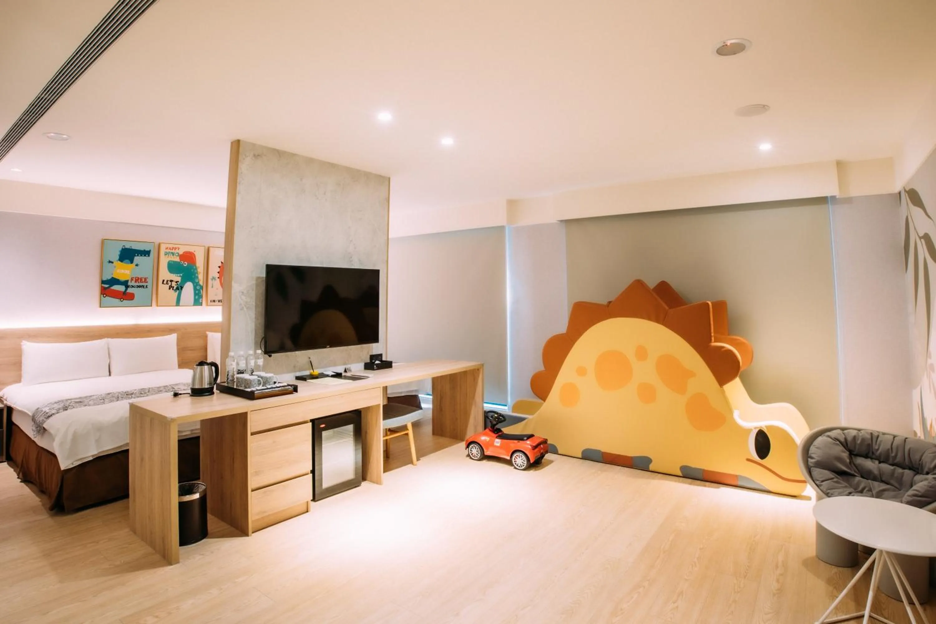 Living room, Bed in Mega Hotel