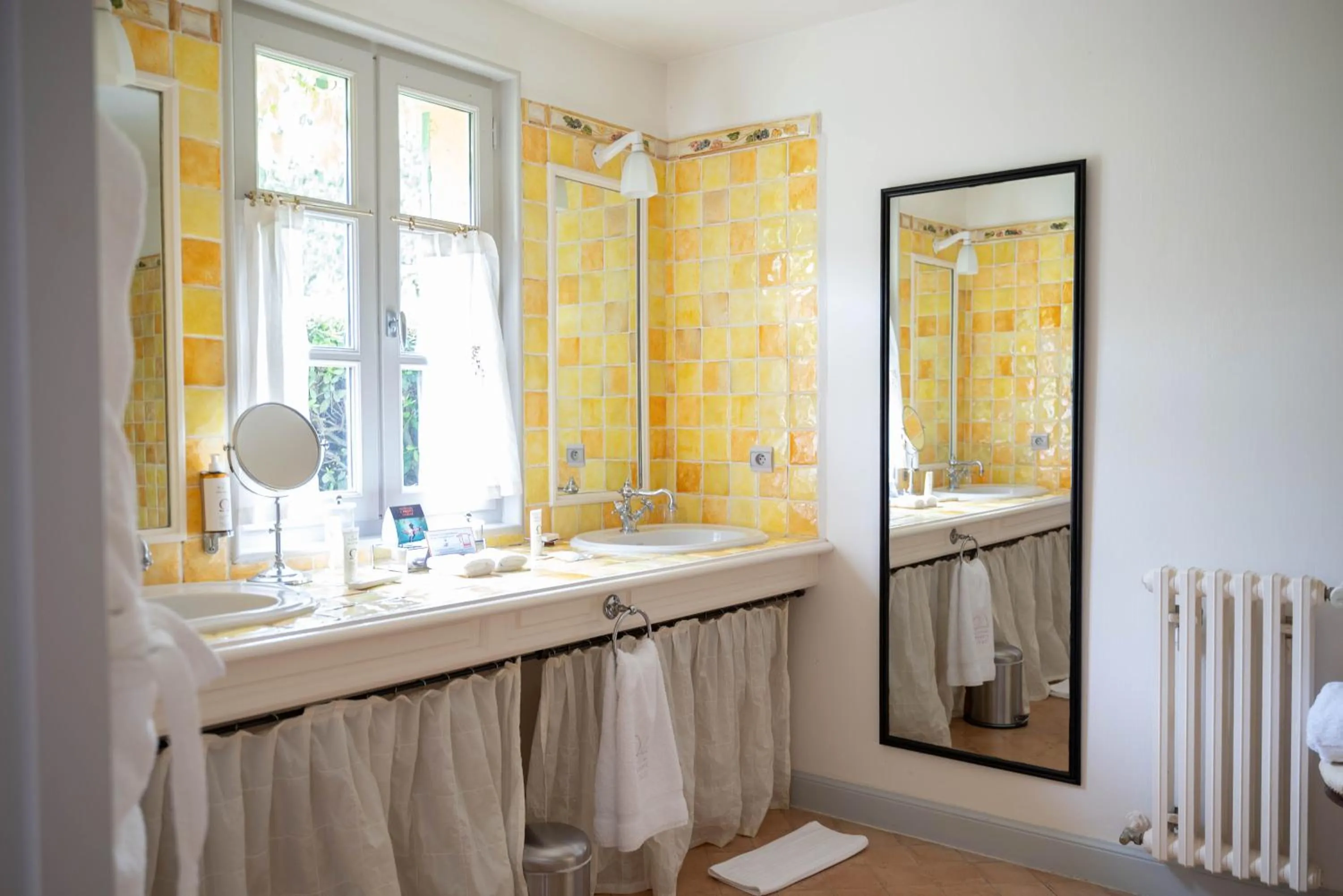 Bathroom in Hostellerie De L'abbaye De La Celle - Teritoria