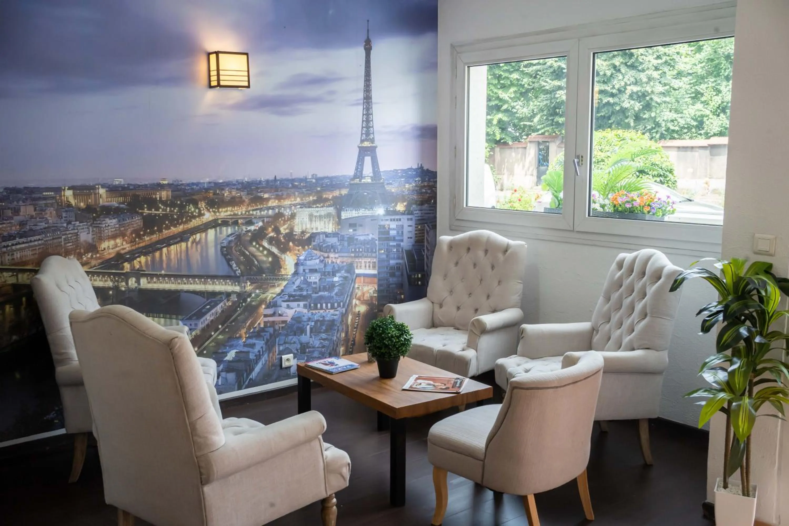 Living room, Seating Area in Urban by balladins Eaubonne