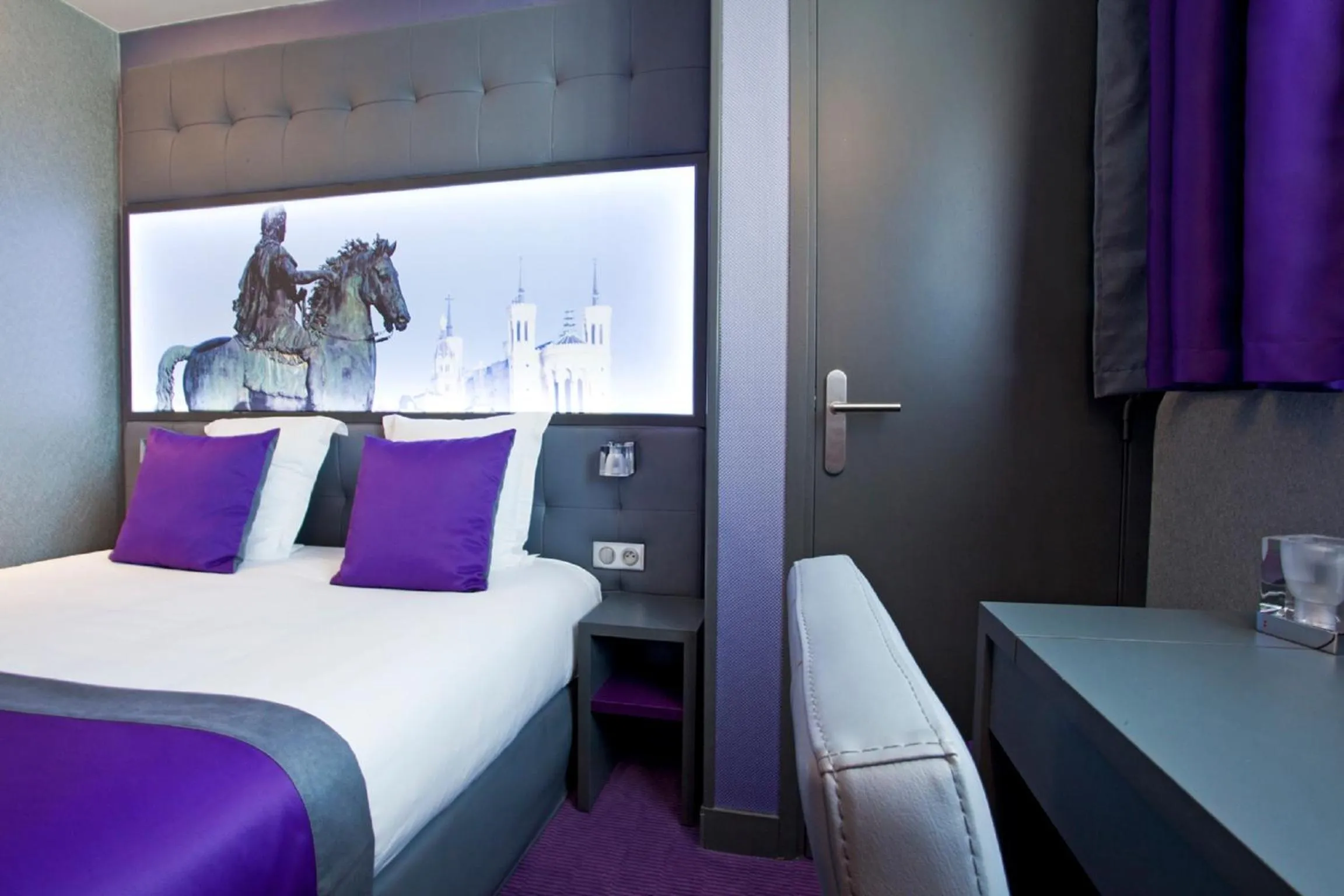 Seating area, Bed in Hotel des Savoies Lyon Perrache