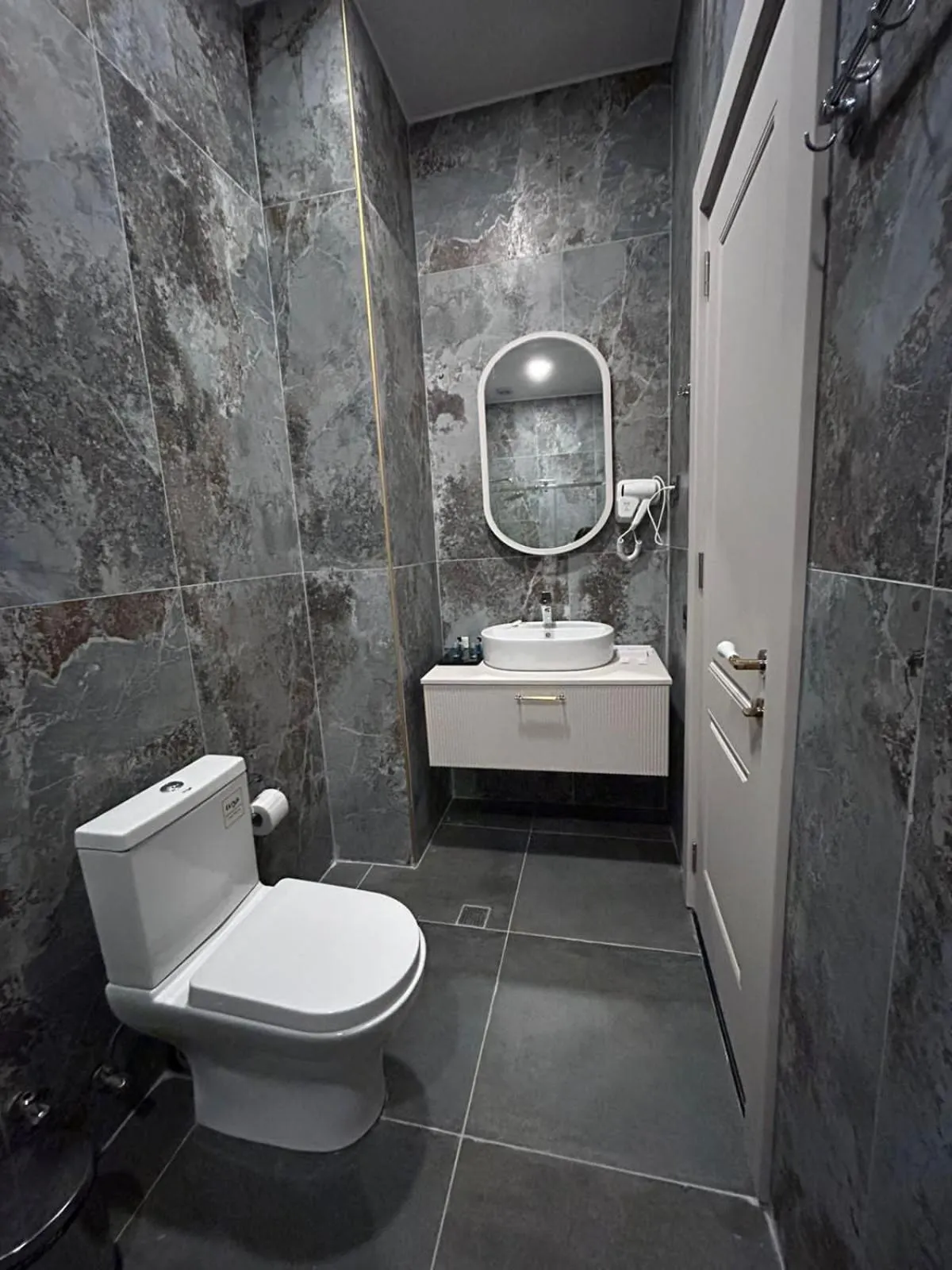 Toilet in Sky Tower King Hotel