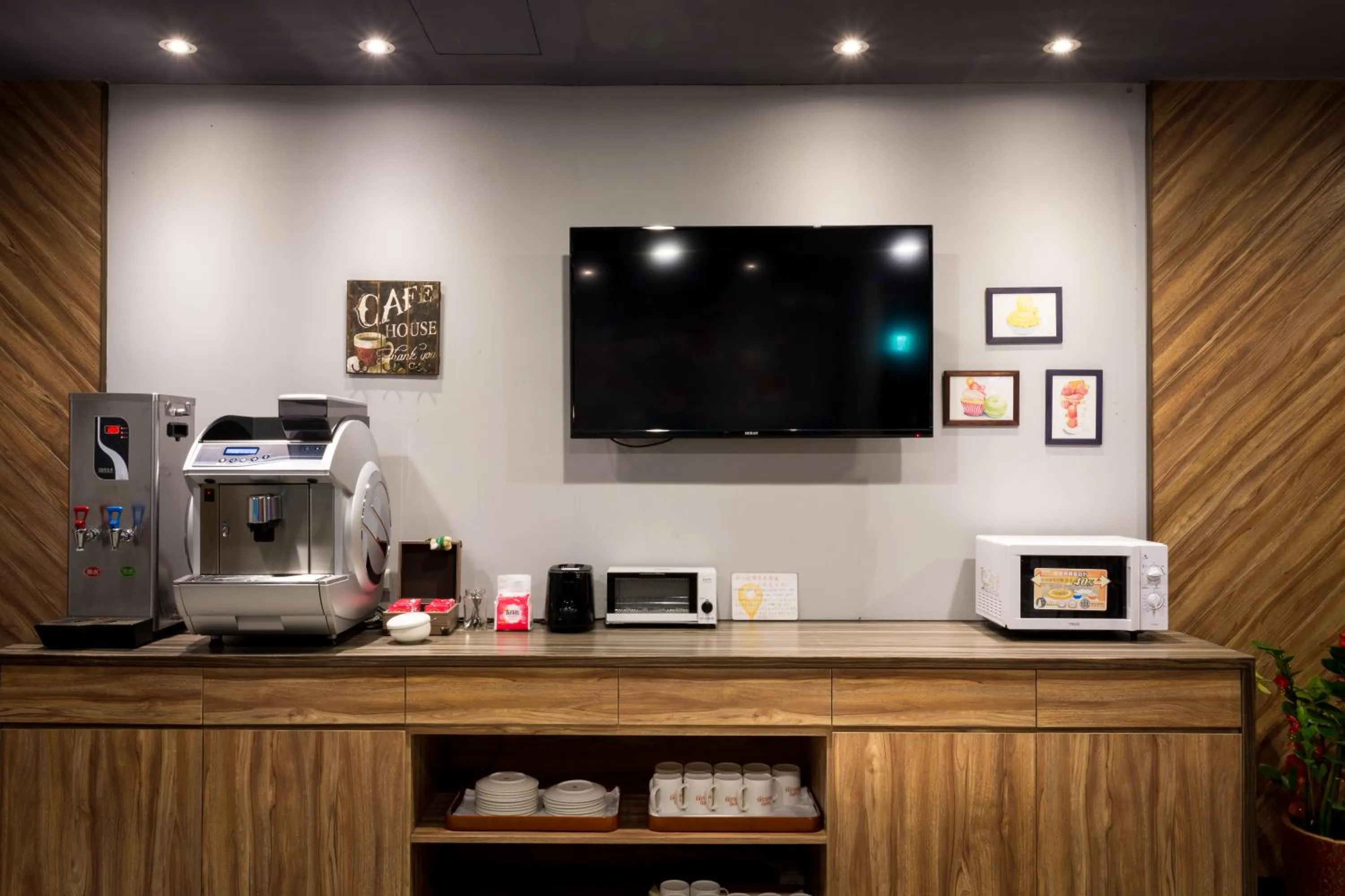 Communal lounge/ TV room in Taipei Travelers International Hostel