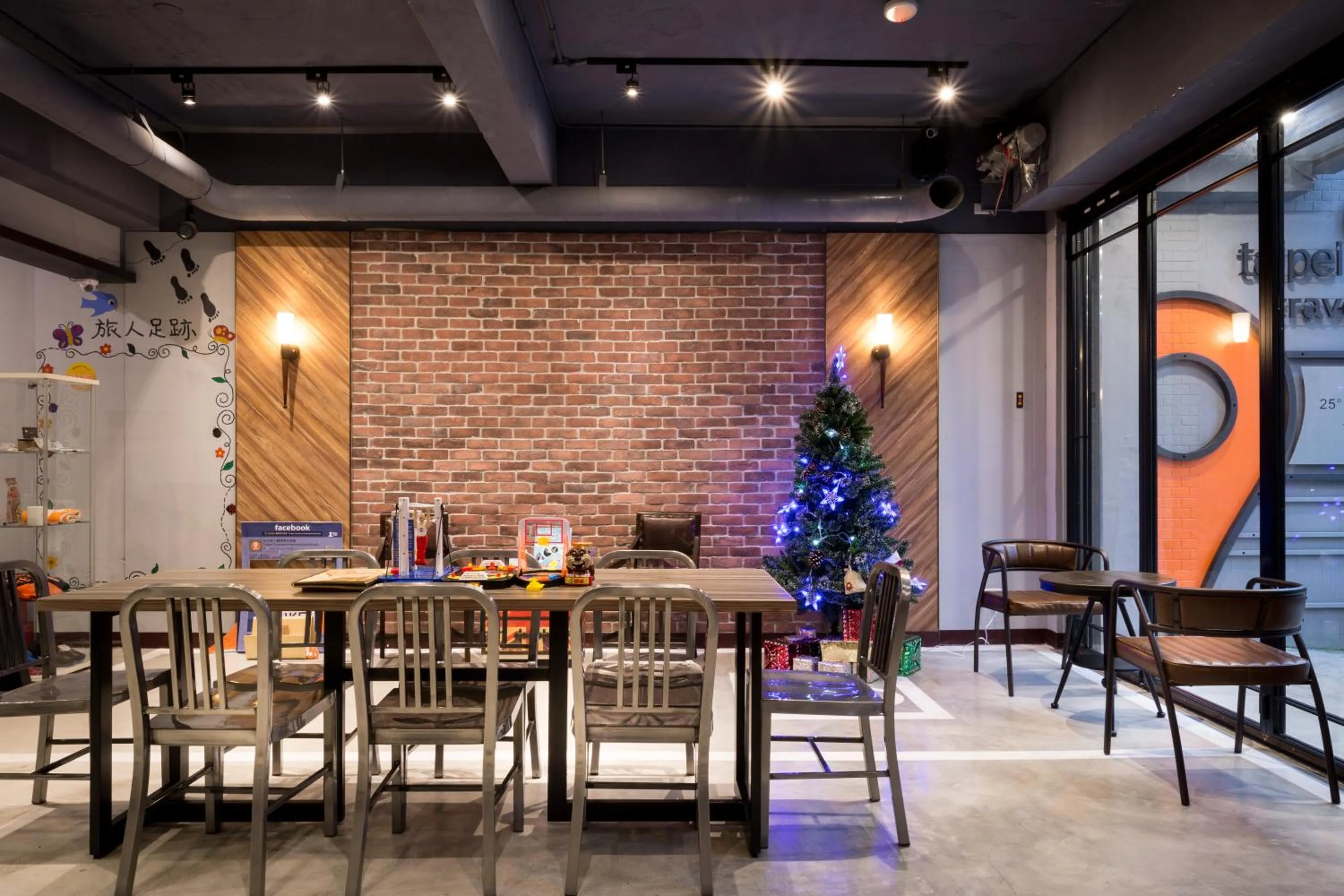 Dining area in Taipei Travelers International Hostel