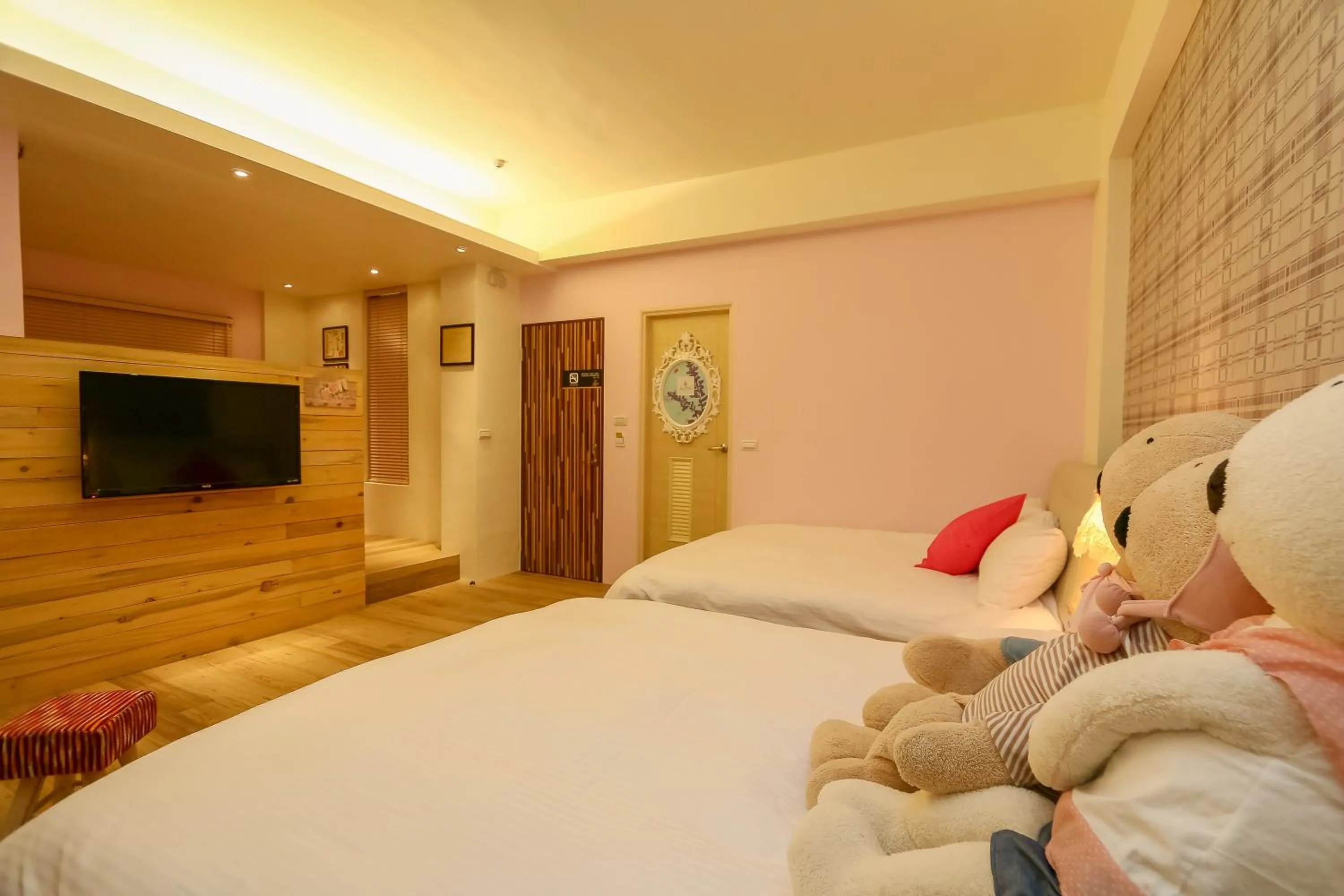 Photo of the whole room, Bed in Spring Tree