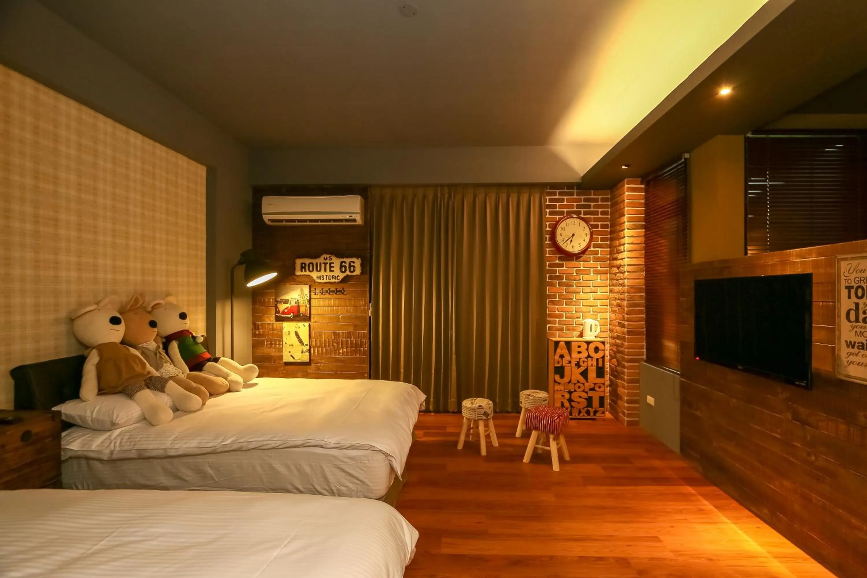 Photo of the whole room, Bed in Spring Tree