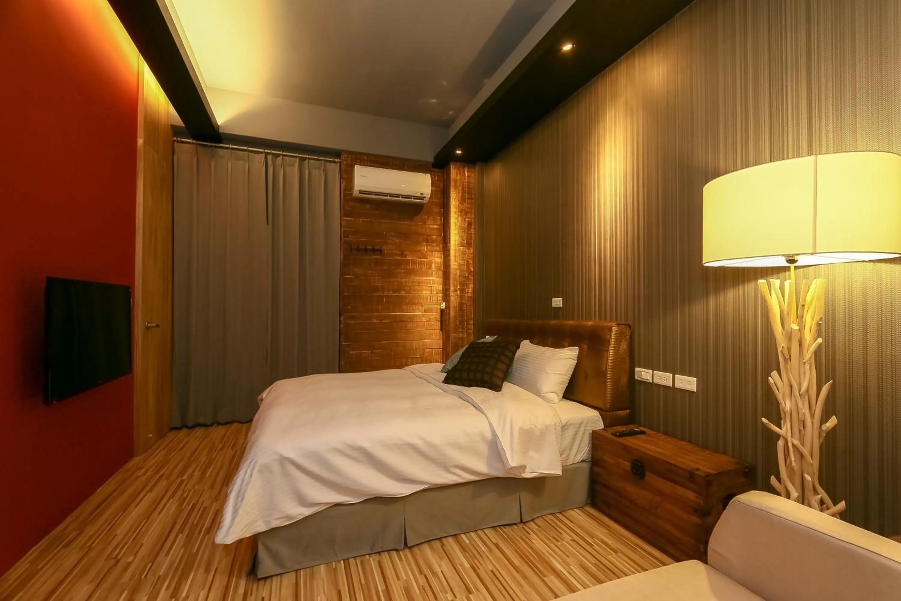 Photo of the whole room, Bed in Spring Tree