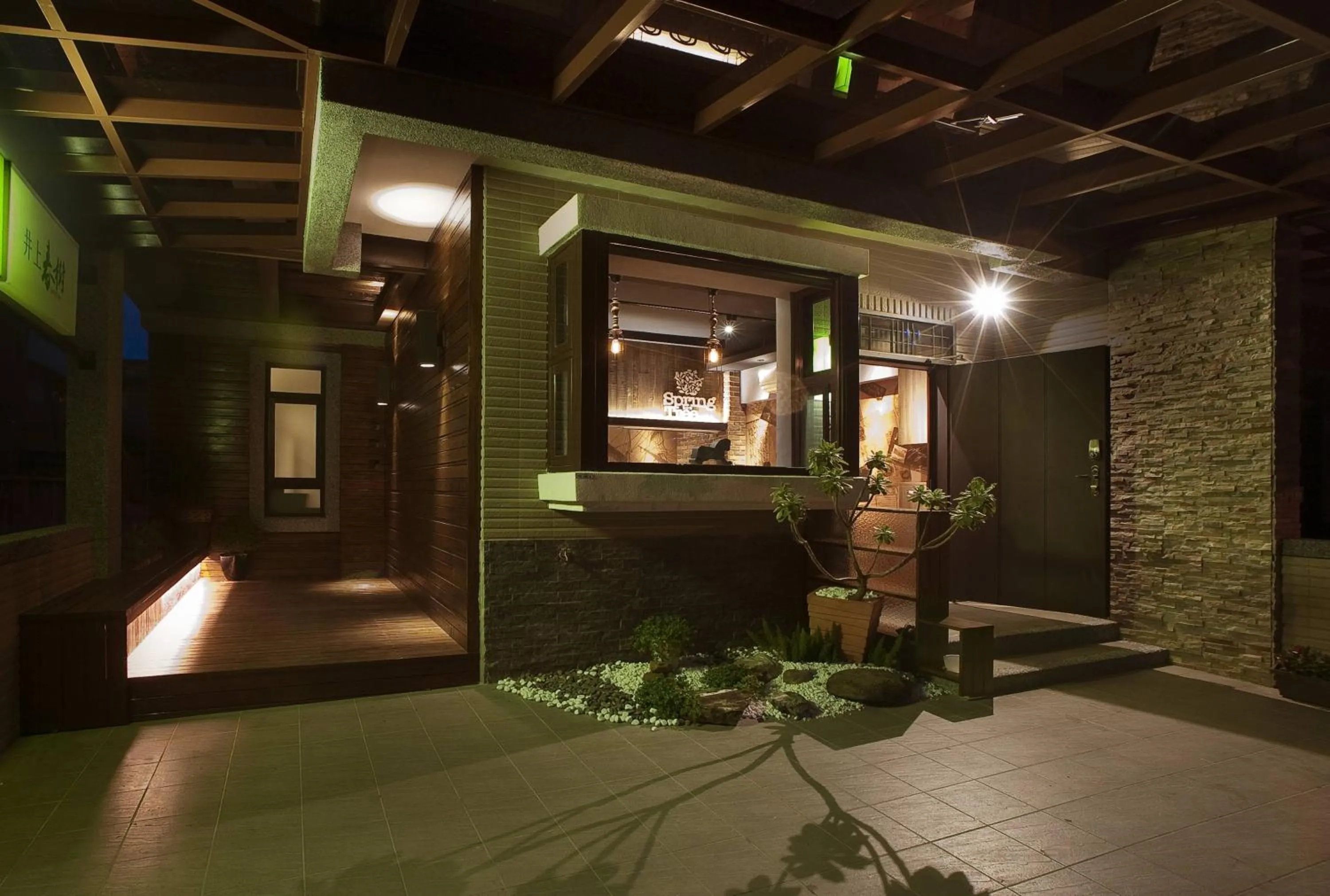 Facade/entrance in Spring Tree