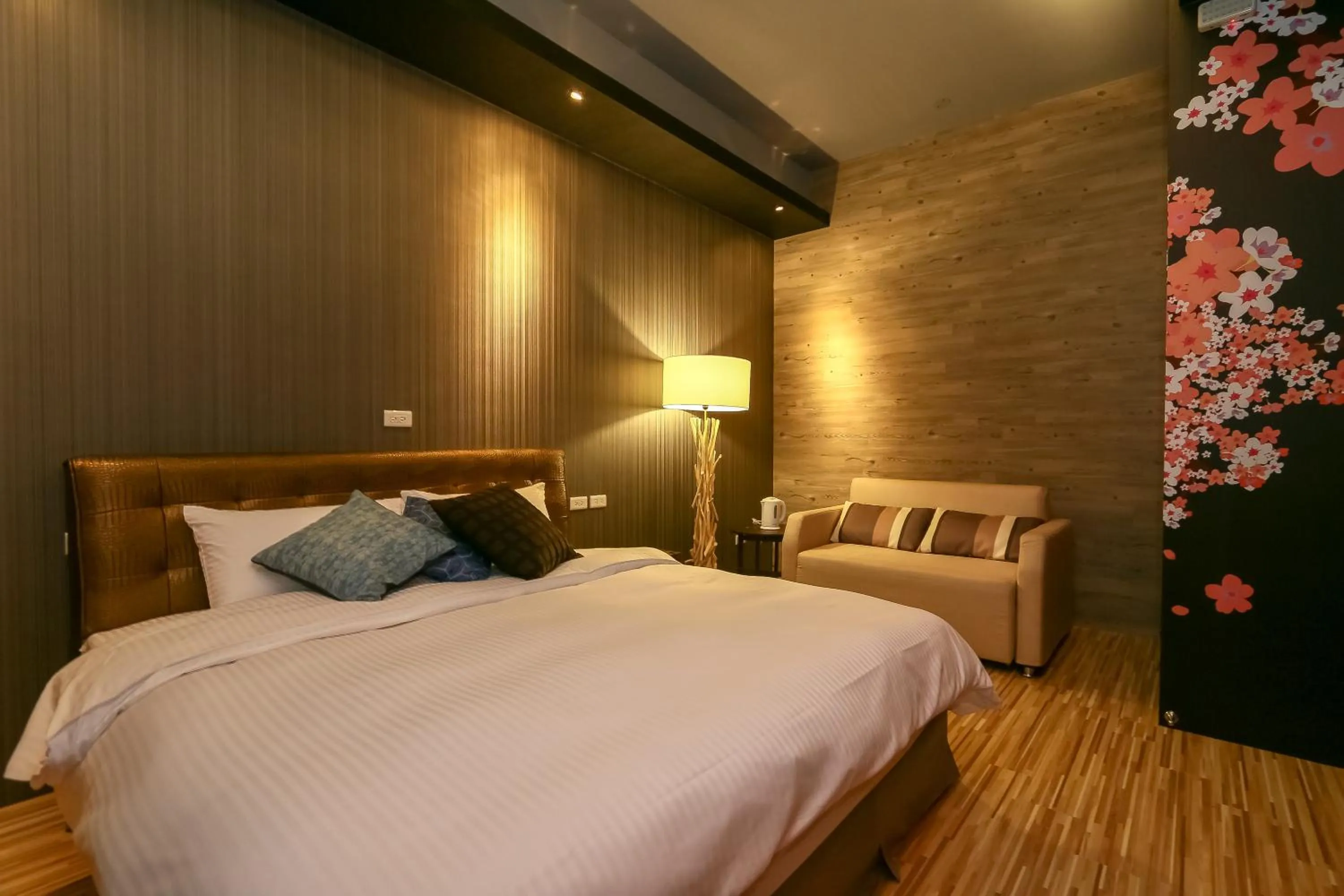 Photo of the whole room, Bed in Spring Tree