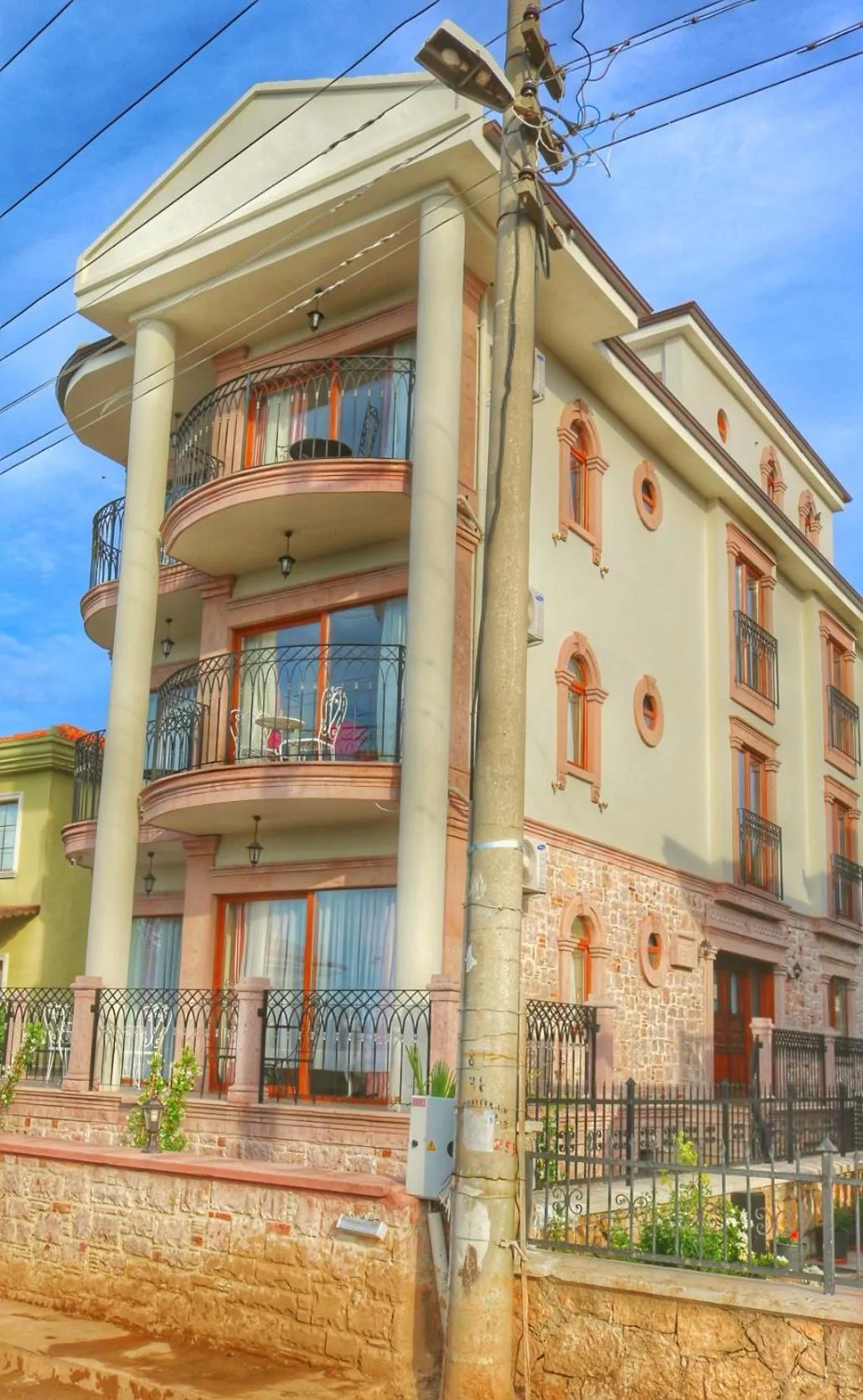 Facade/entrance in Stone Hill Hotel