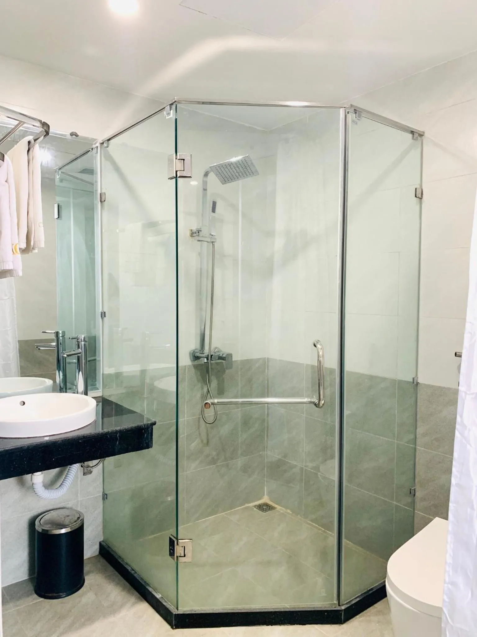 Shower in CKC Thien Duong Hotel