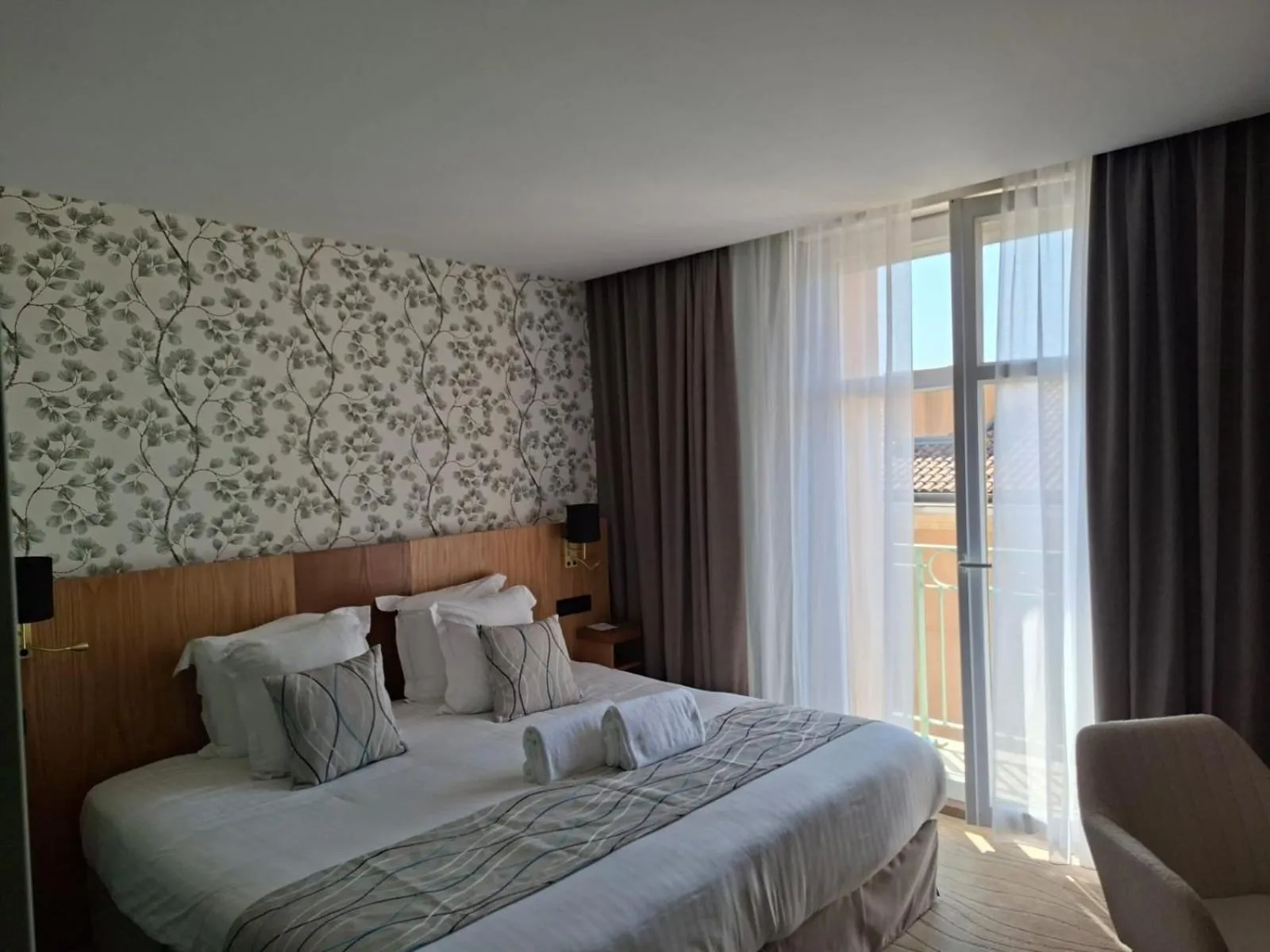 Photo of the whole room, Bed in Best Western Plus Sanary