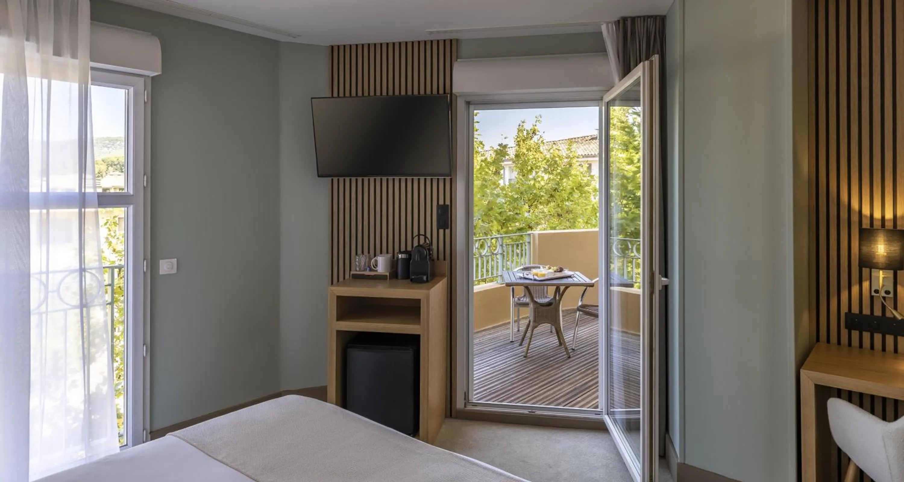 Property building, Bed in Best Western Plus Sanary