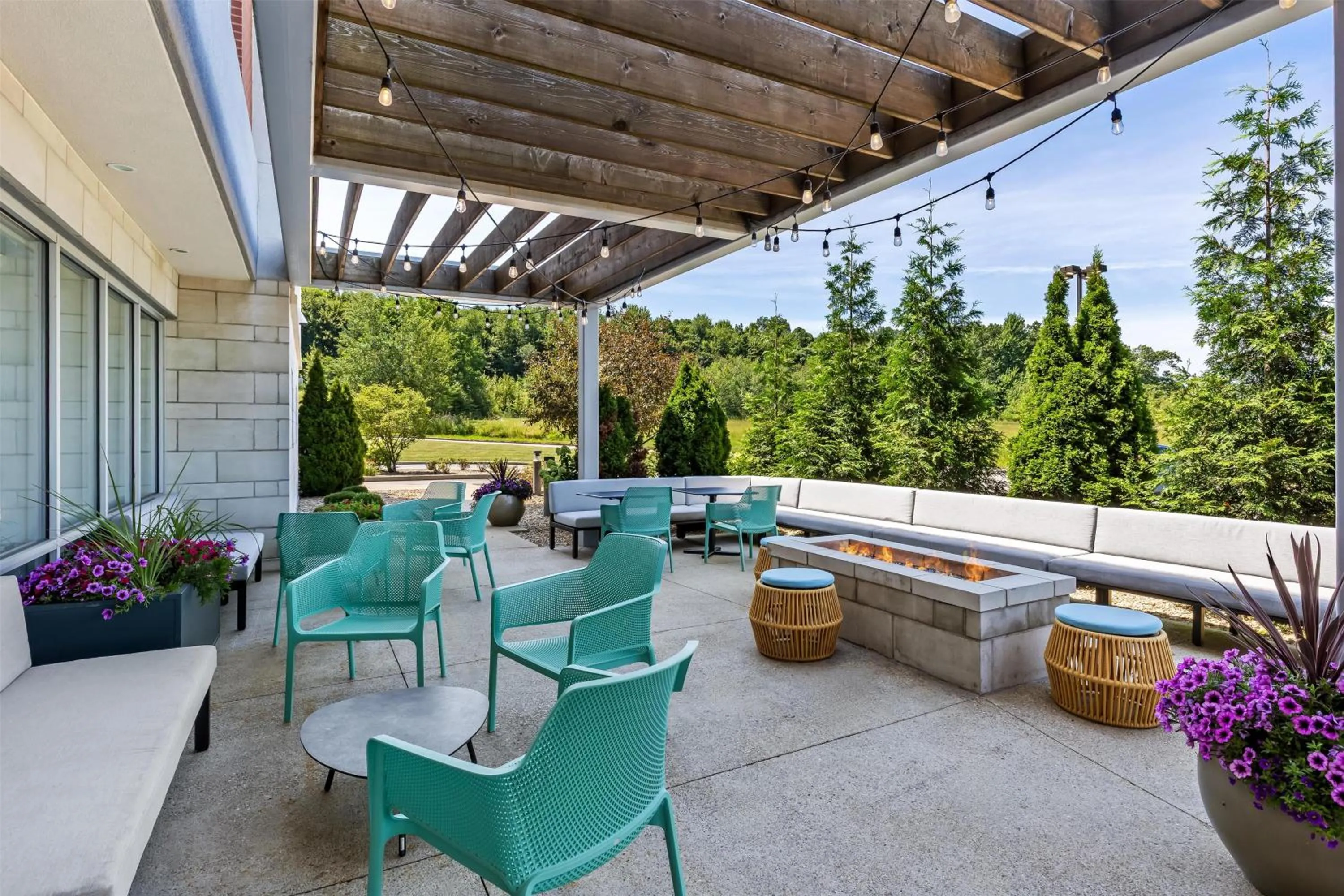 Patio in Home2 Suites By Hilton Youngstown