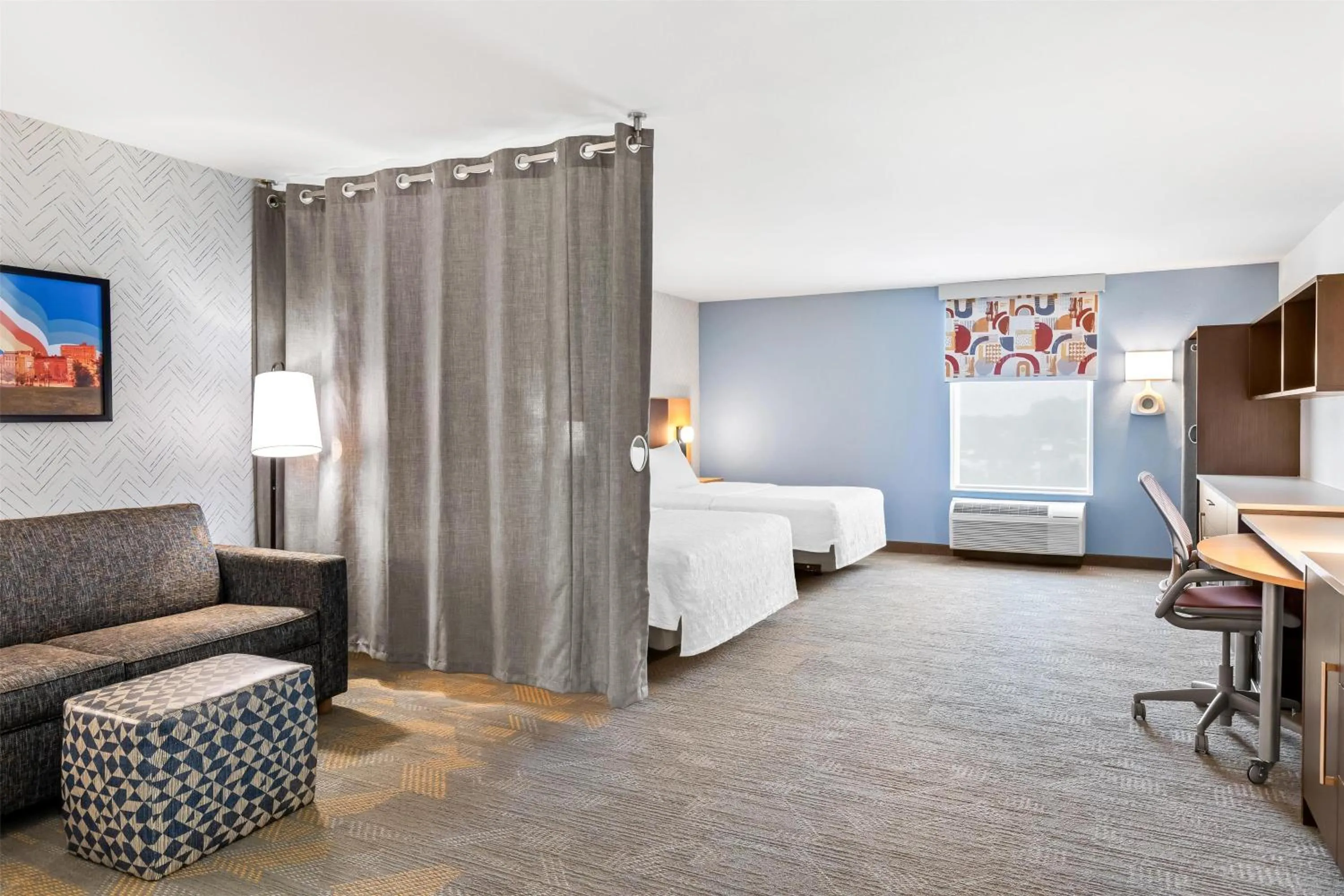 Living room, Bed in Home2 Suites By Hilton Youngstown