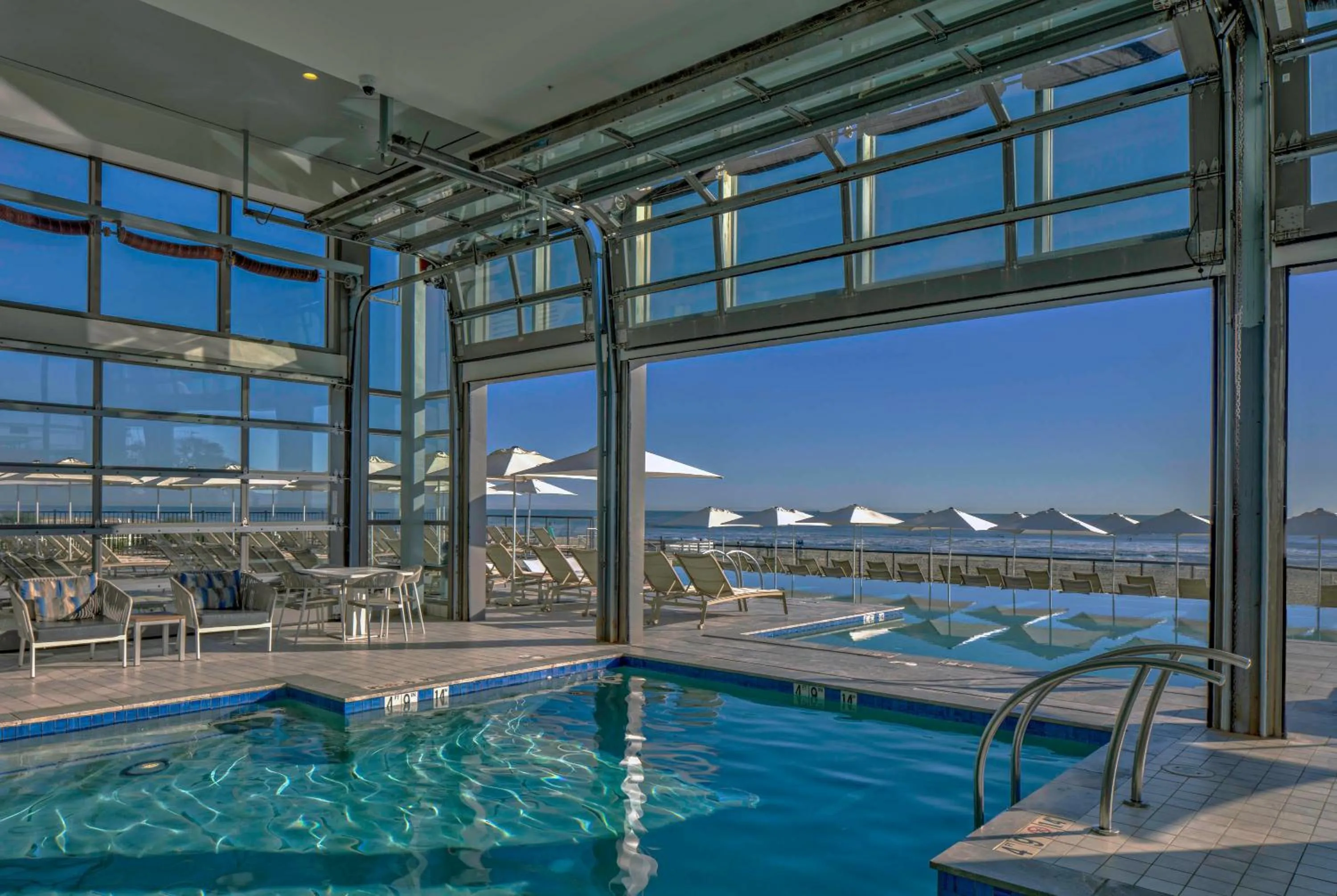 Swimming pool in Marriott Virginia Beach Oceanfront Resort