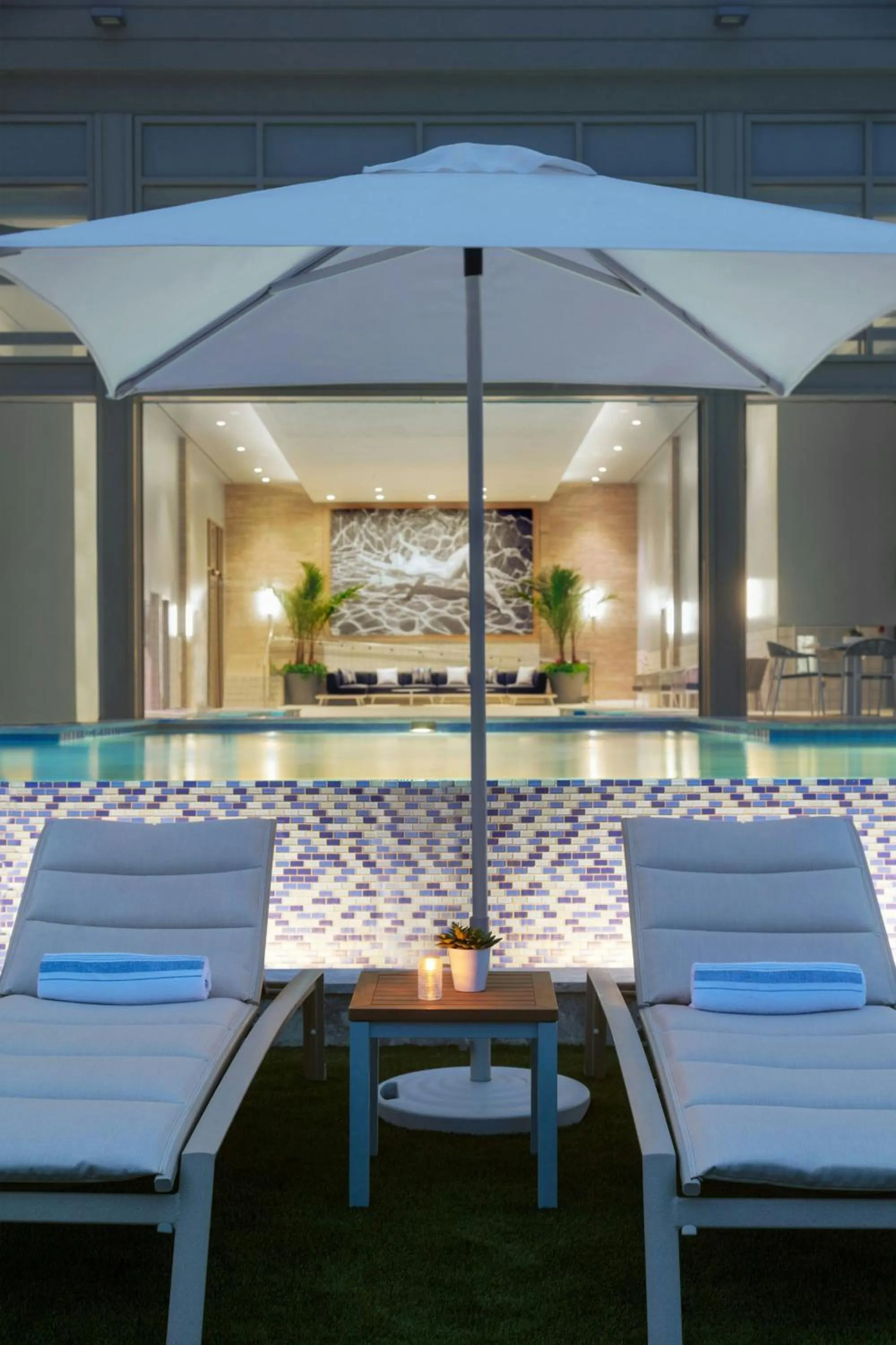 Swimming pool, Bed in Marriott Virginia Beach Oceanfront Resort