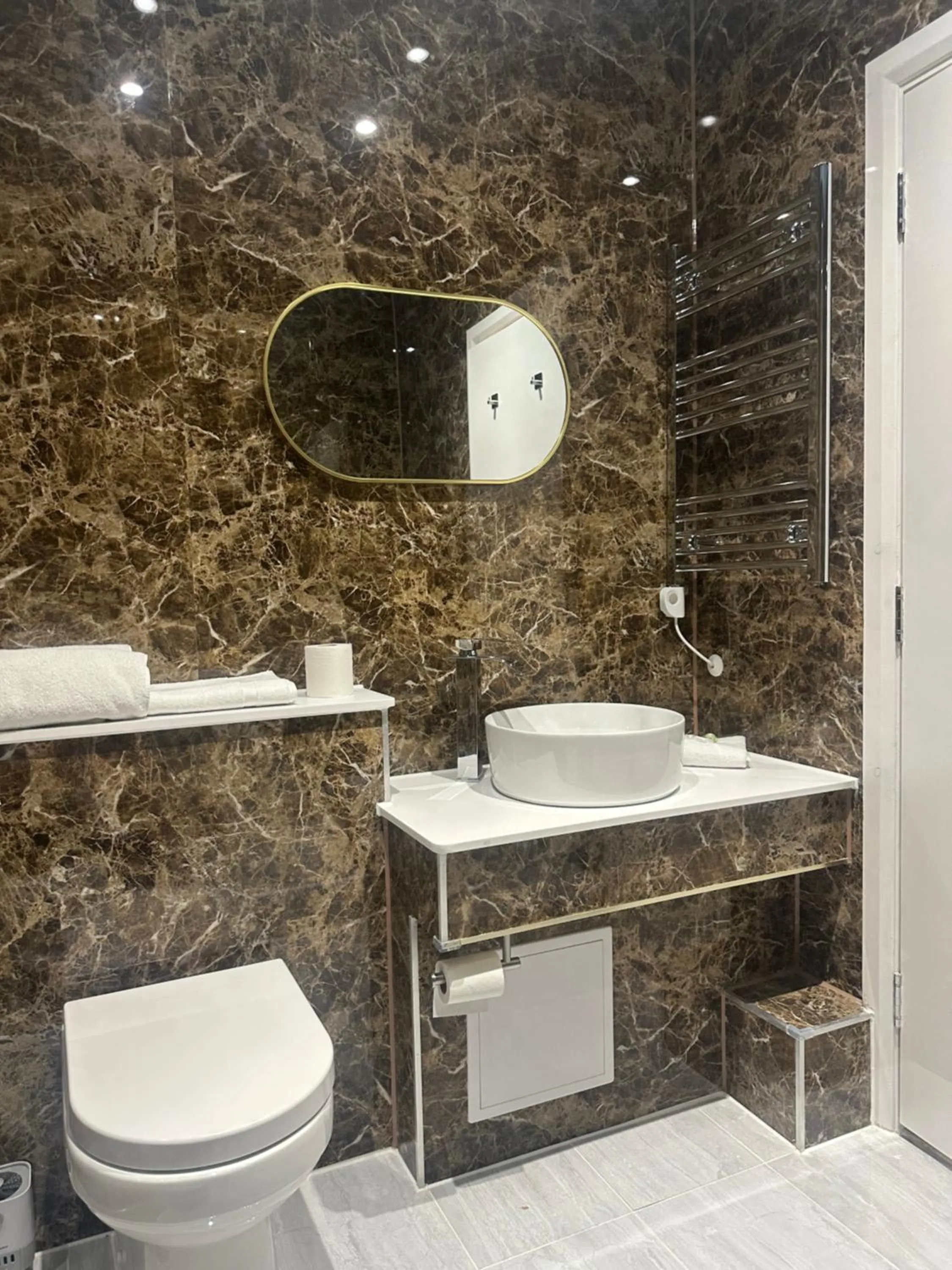 Toilet in Desalis Hotel London Stansted