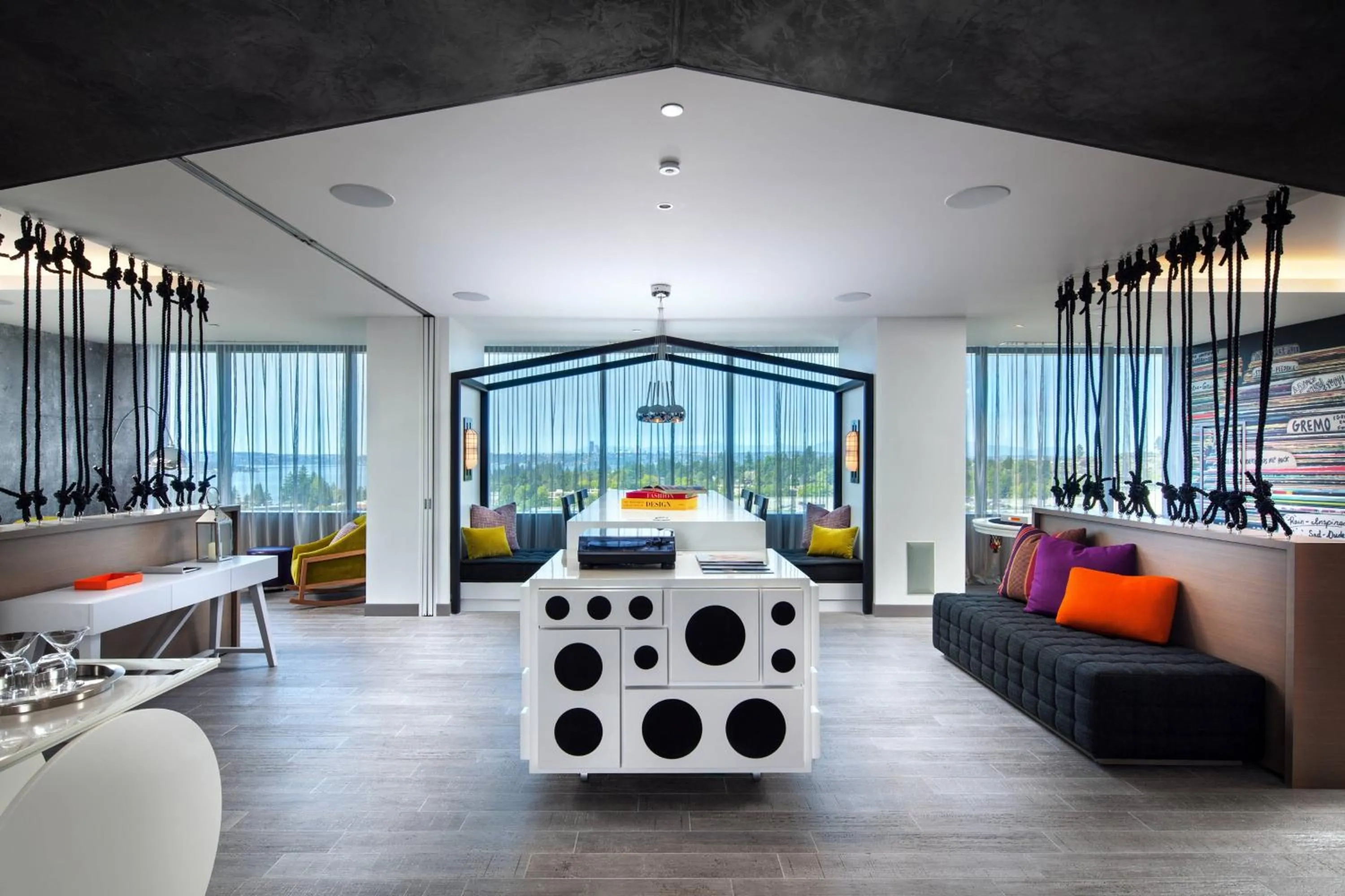 Photo of the whole room in W Bellevue