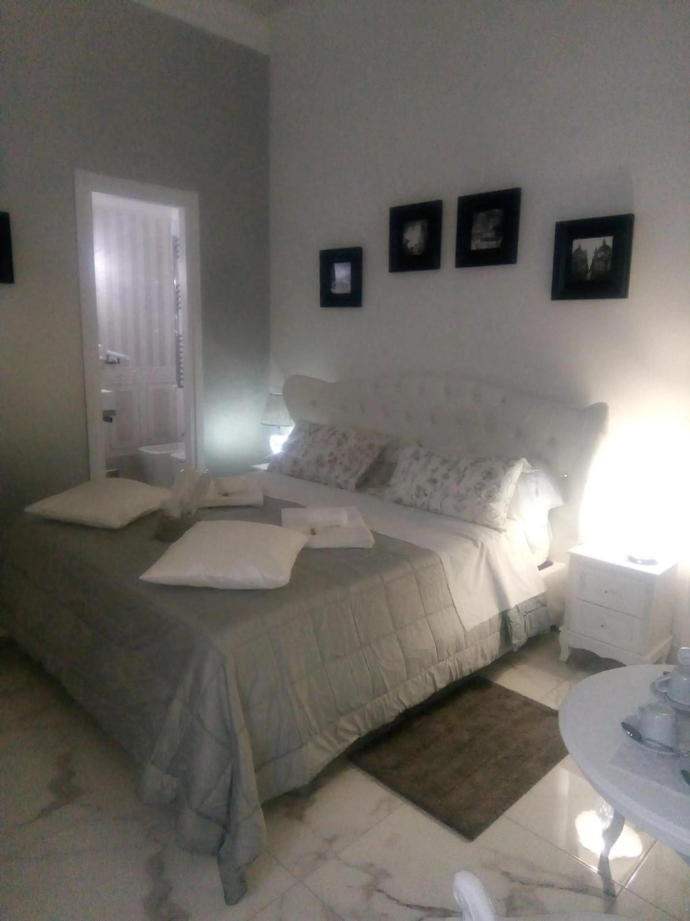 Photo of the whole room, Bed in Barberini Dream