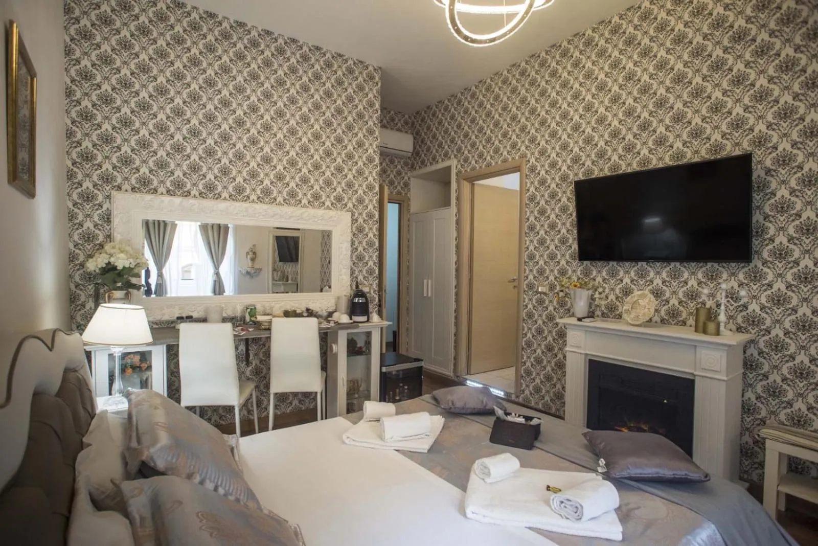 Photo of the whole room, Bed in Barberini Dream