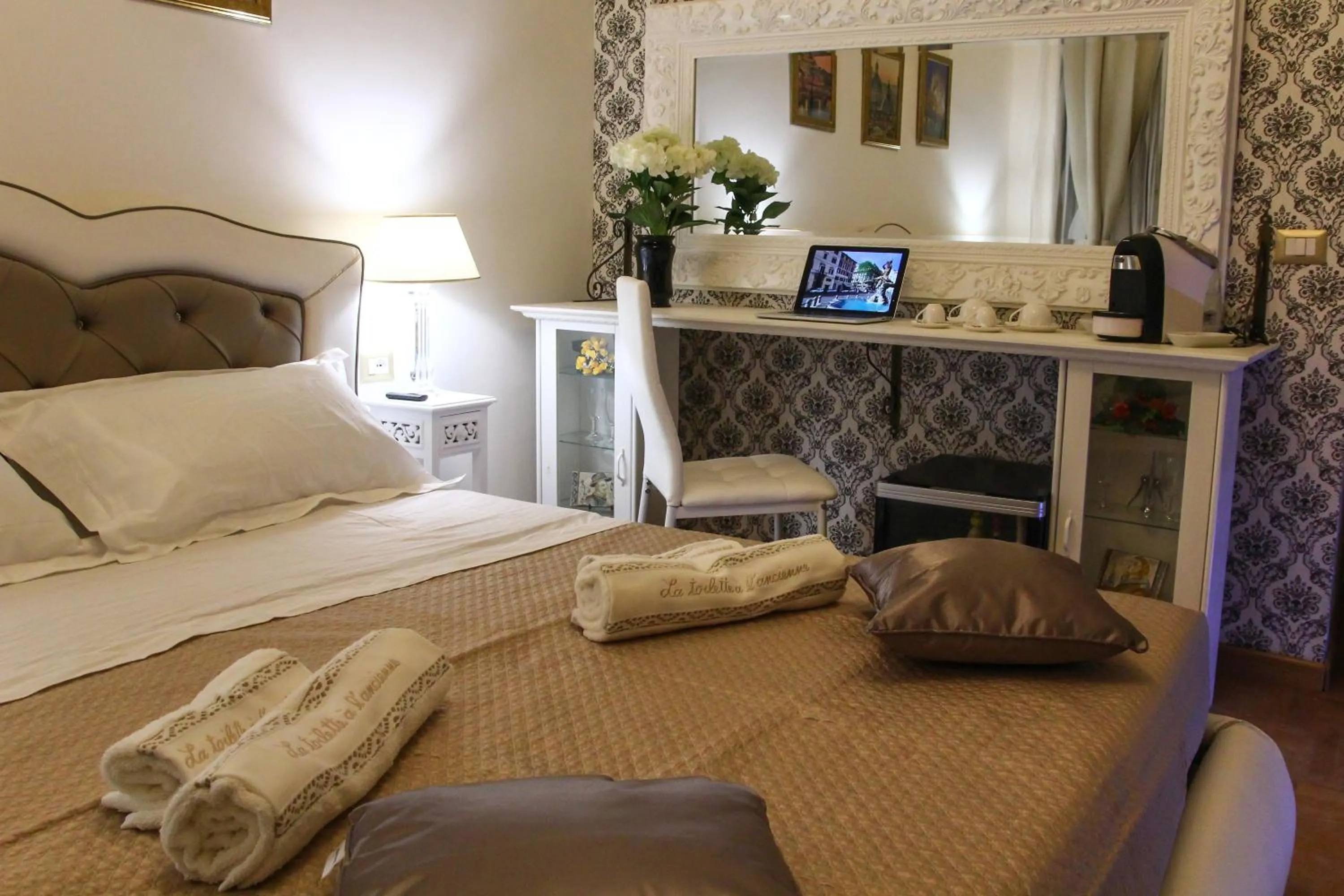 Photo of the whole room, Bed in Barberini Dream