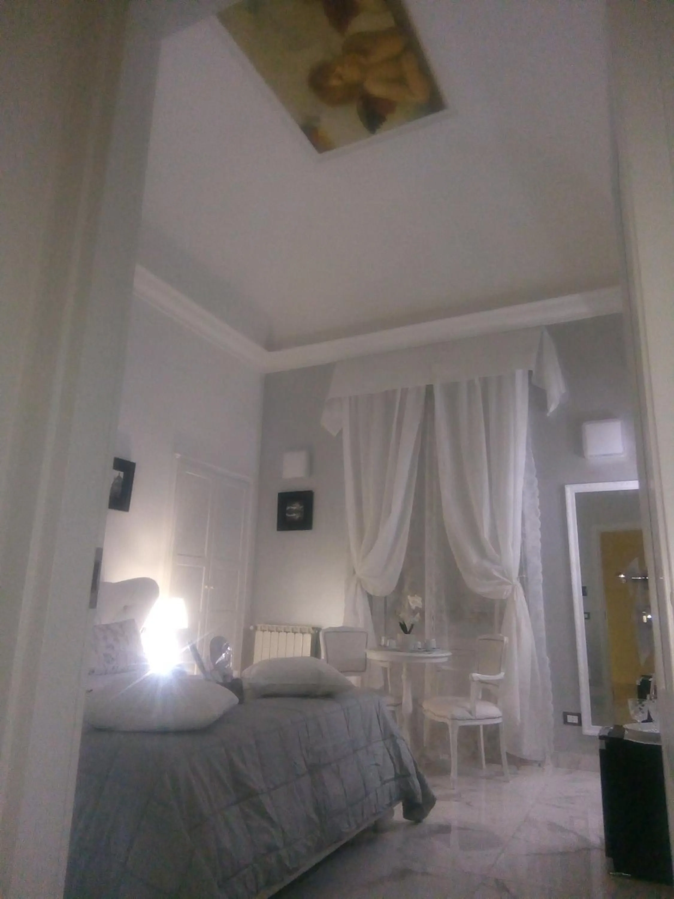 Photo of the whole room, Bed in Barberini Dream