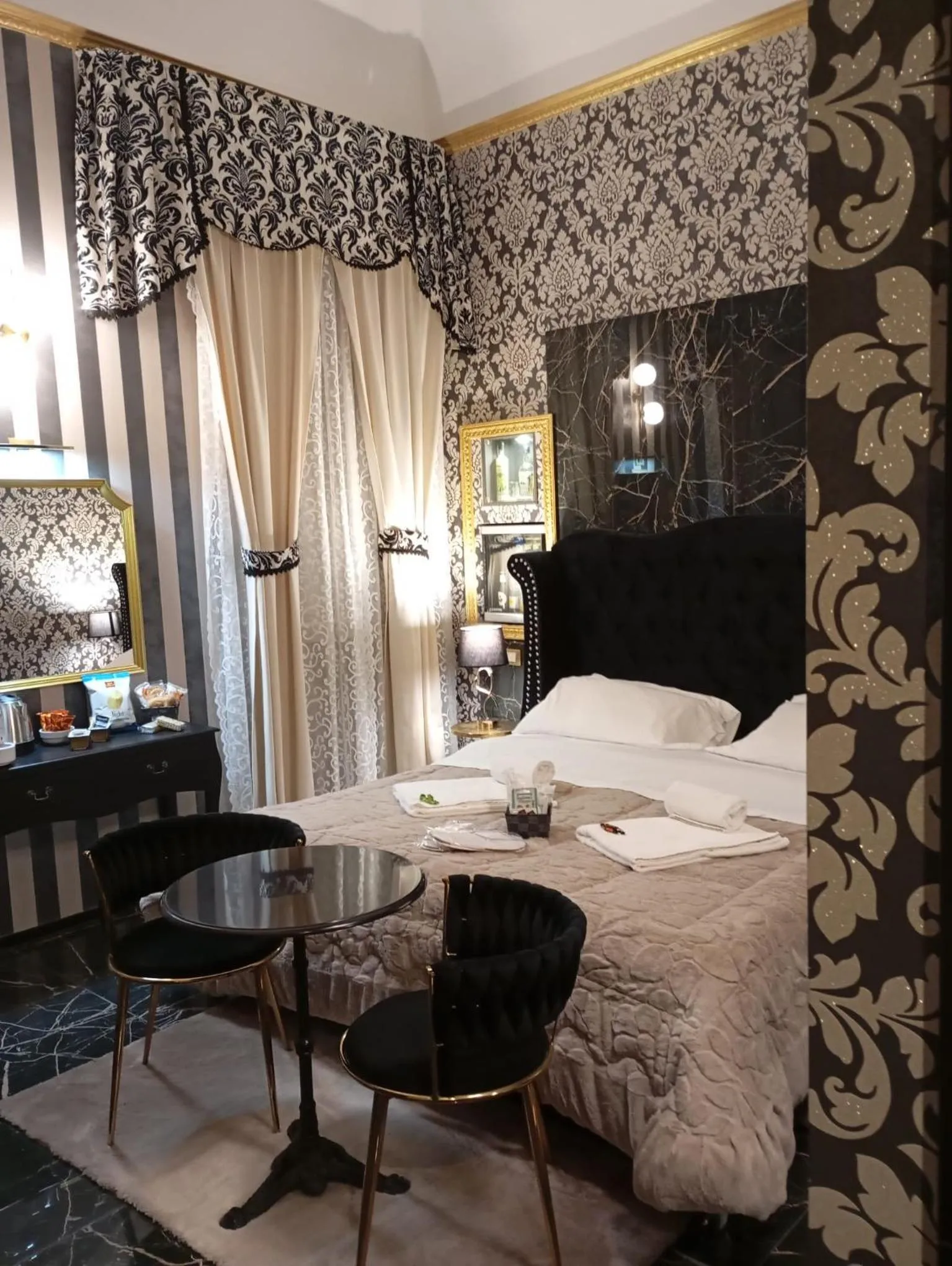 Living room, Bed in Barberini Dream