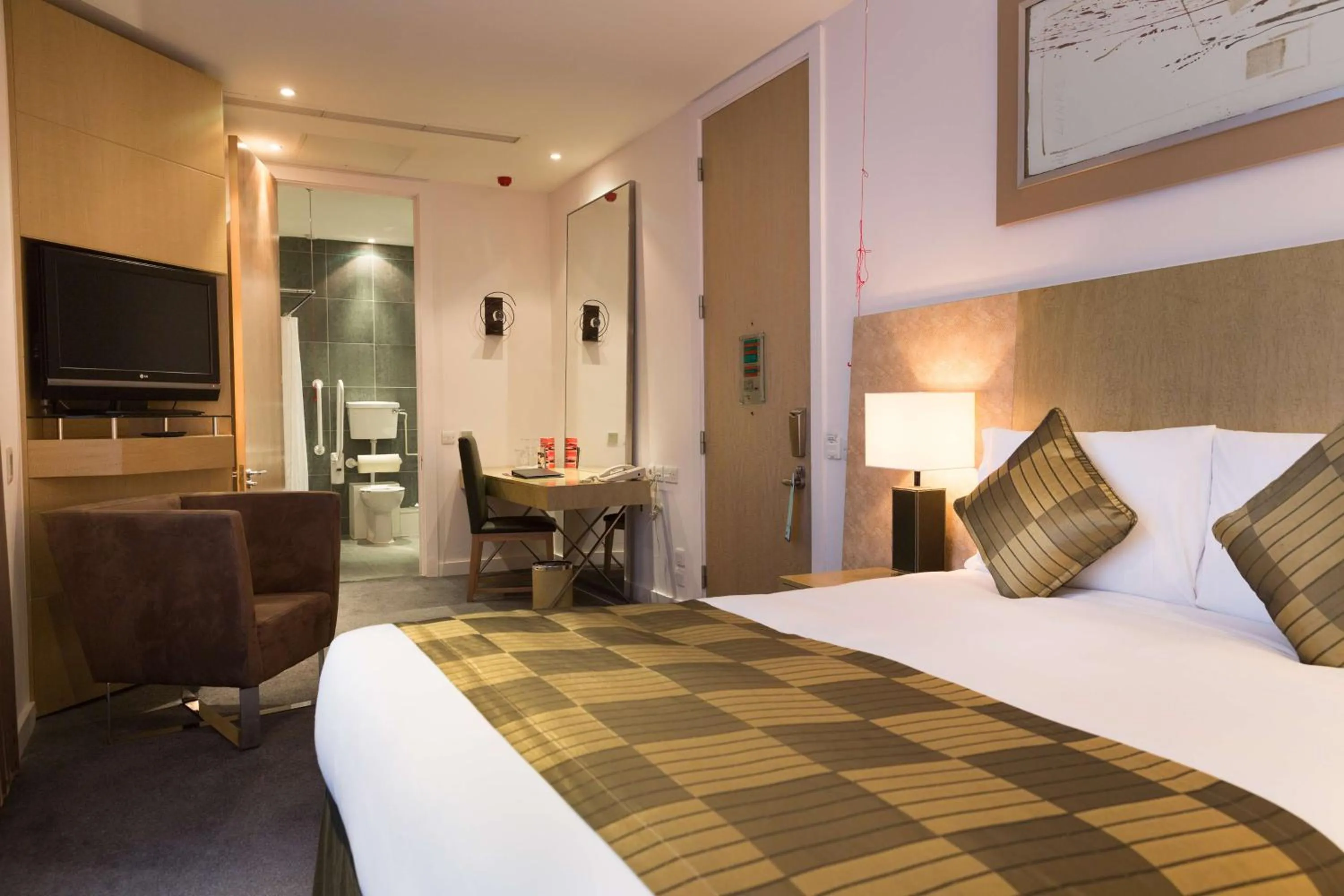 Bedroom, Bed in Park Plaza Cardiff