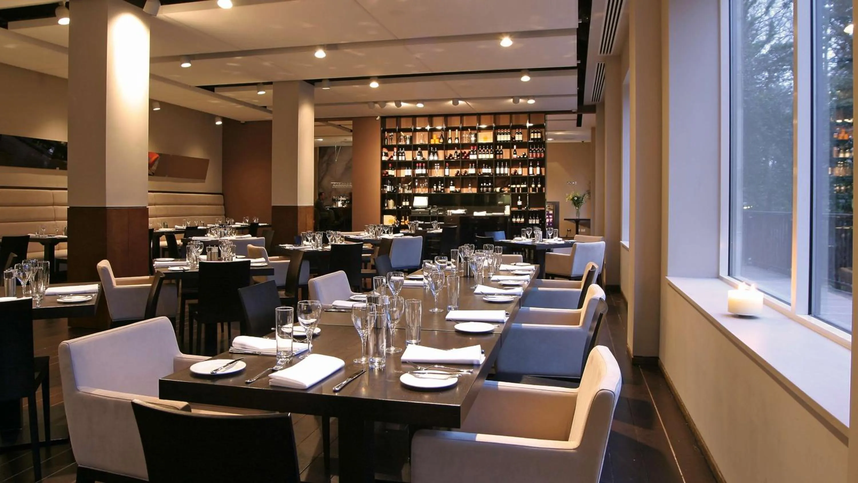Restaurant/places to eat in Park Plaza Cardiff